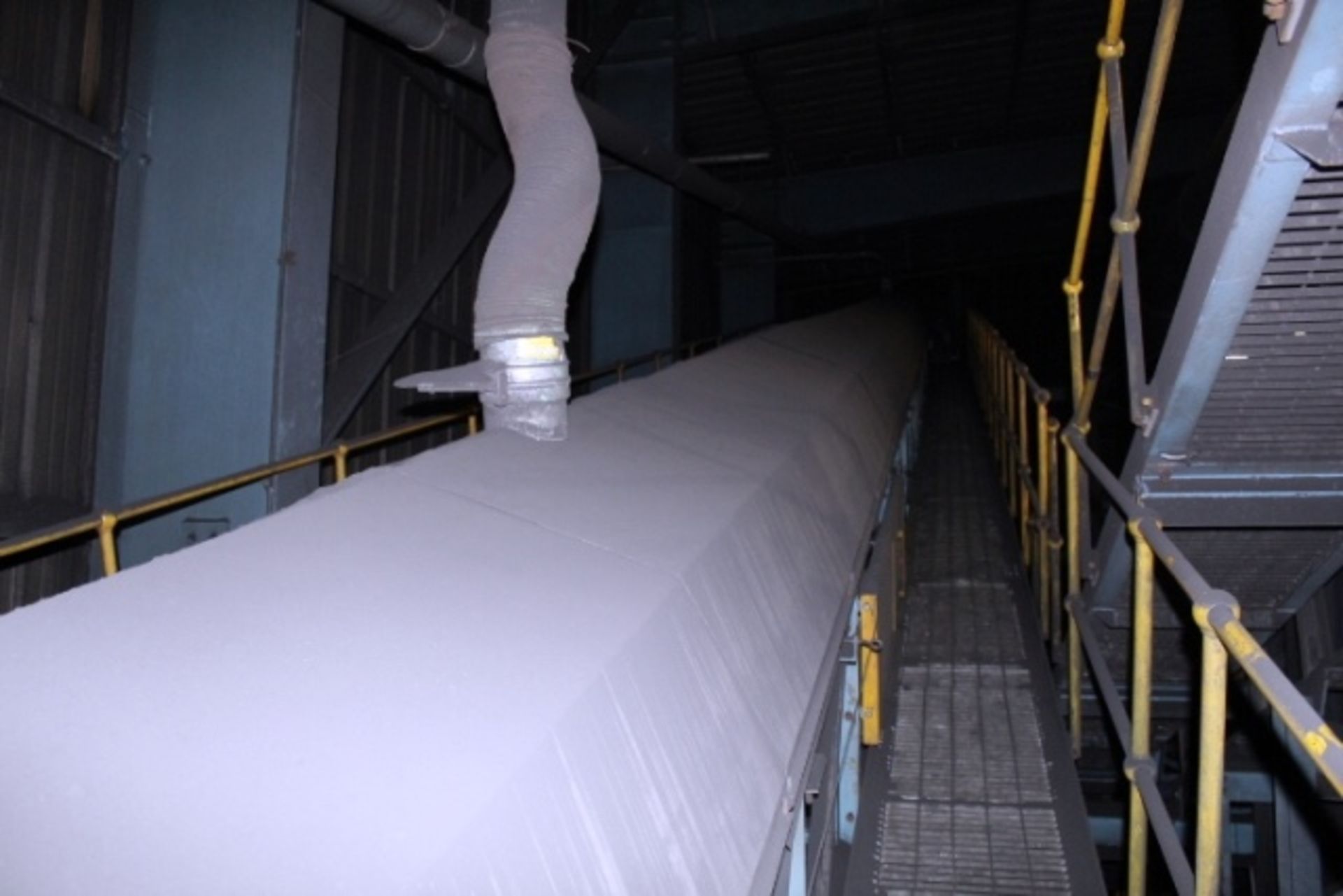 Orthos elevating covered rubber belt return sand conveyor, approx 0.9m x 40m, mounted on support - Image 5 of 6
