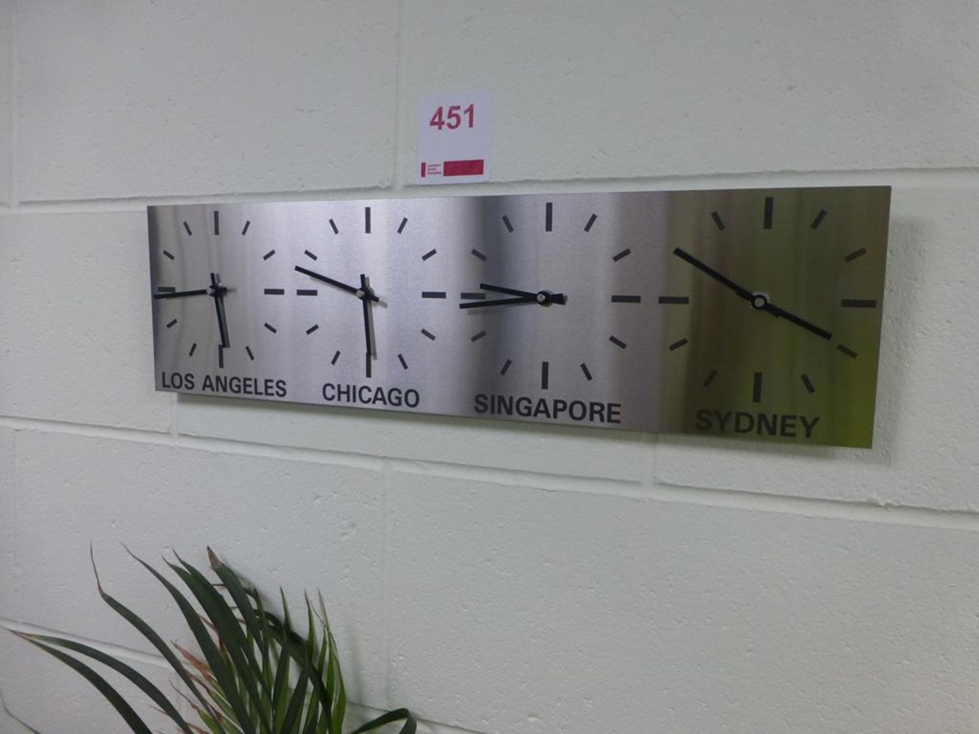 Wall mounted 4 time zone analogue clock