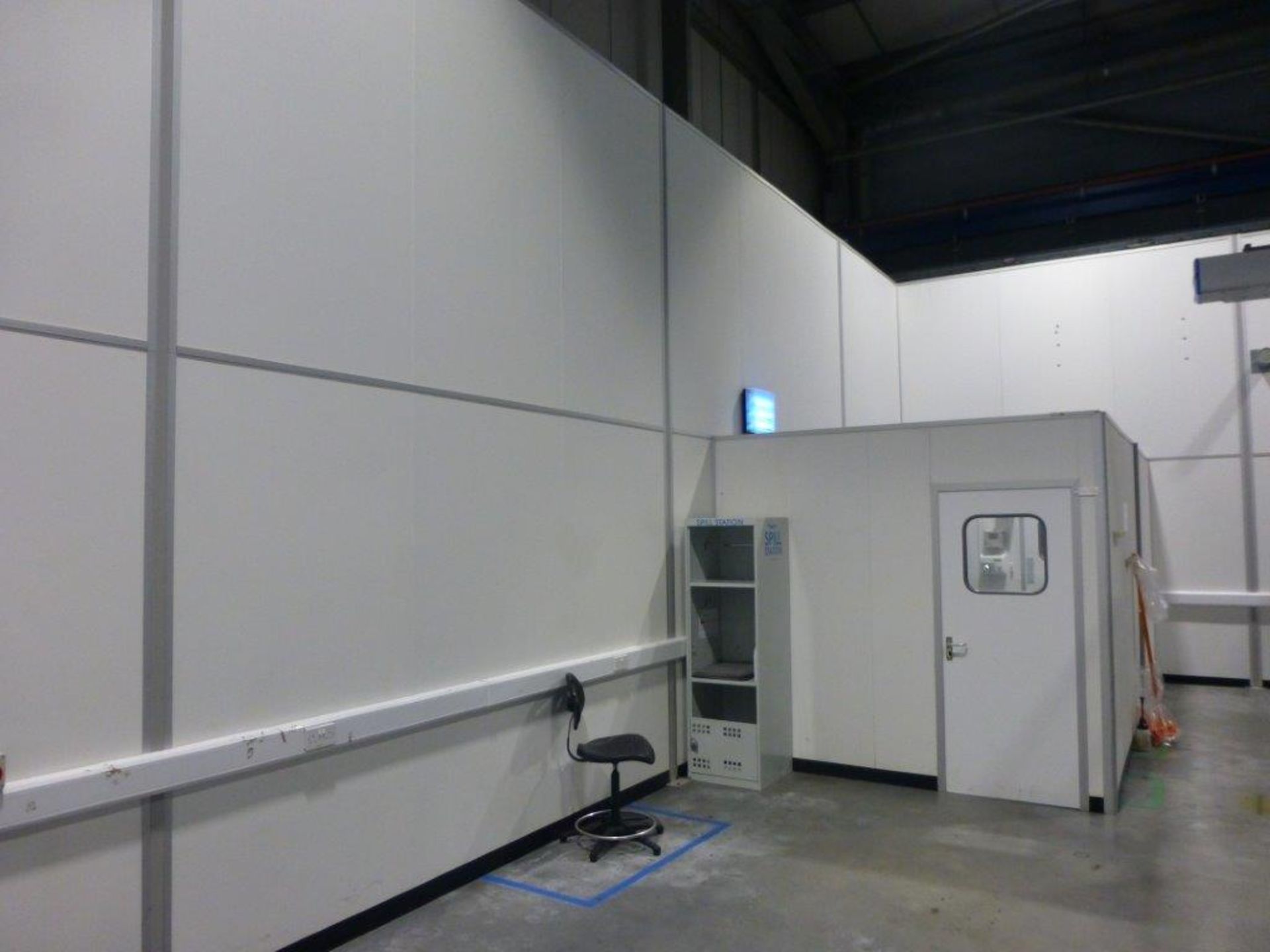 23m x 13m internal freestanding sectional roofless clean room with, integral changing area, Novoferm - Image 3 of 3