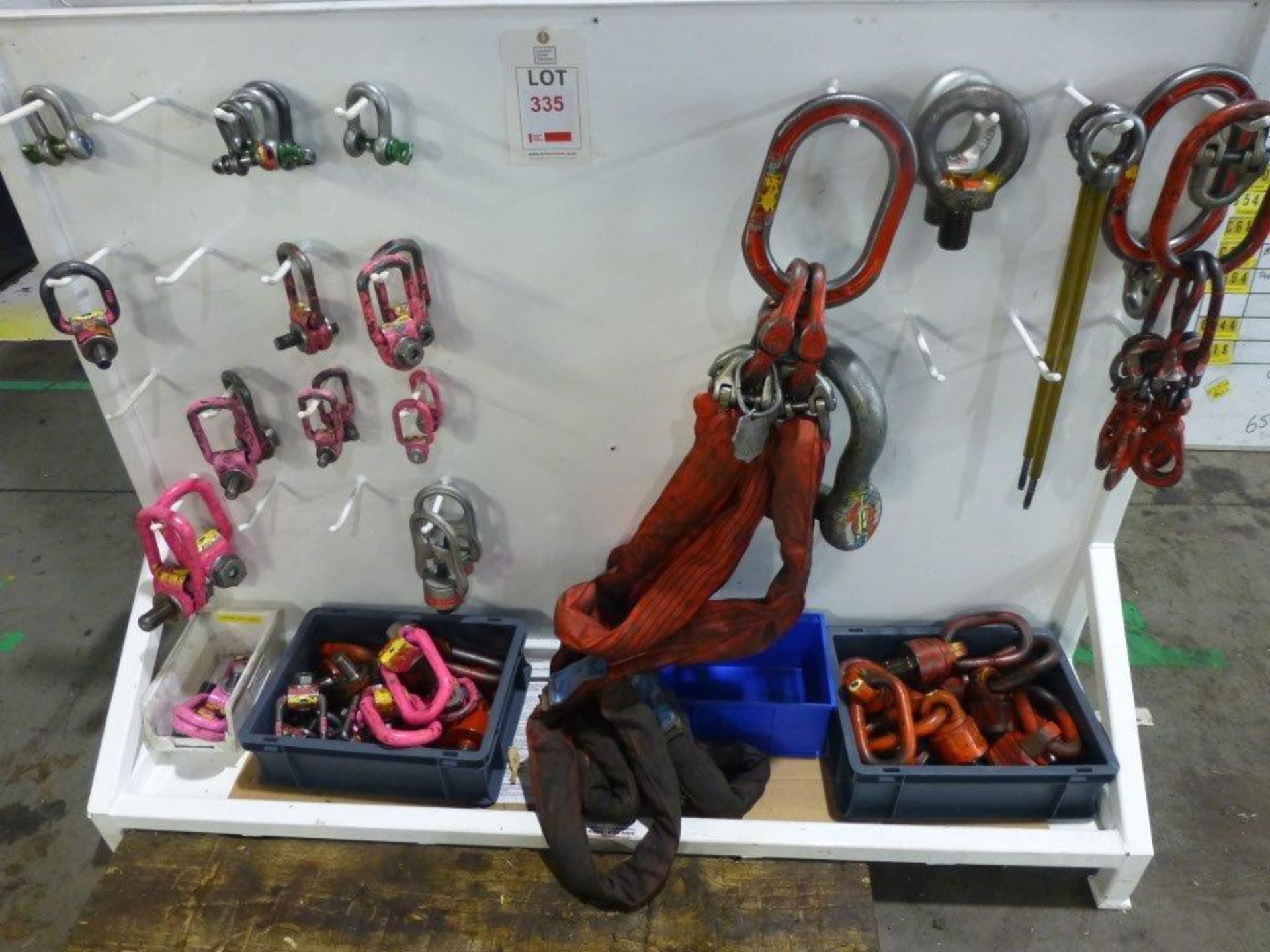 Quantity of lifting shackles, D-links, lifting eyes and slings on steel storage stand. Please note: - Bild 3 aus 3
