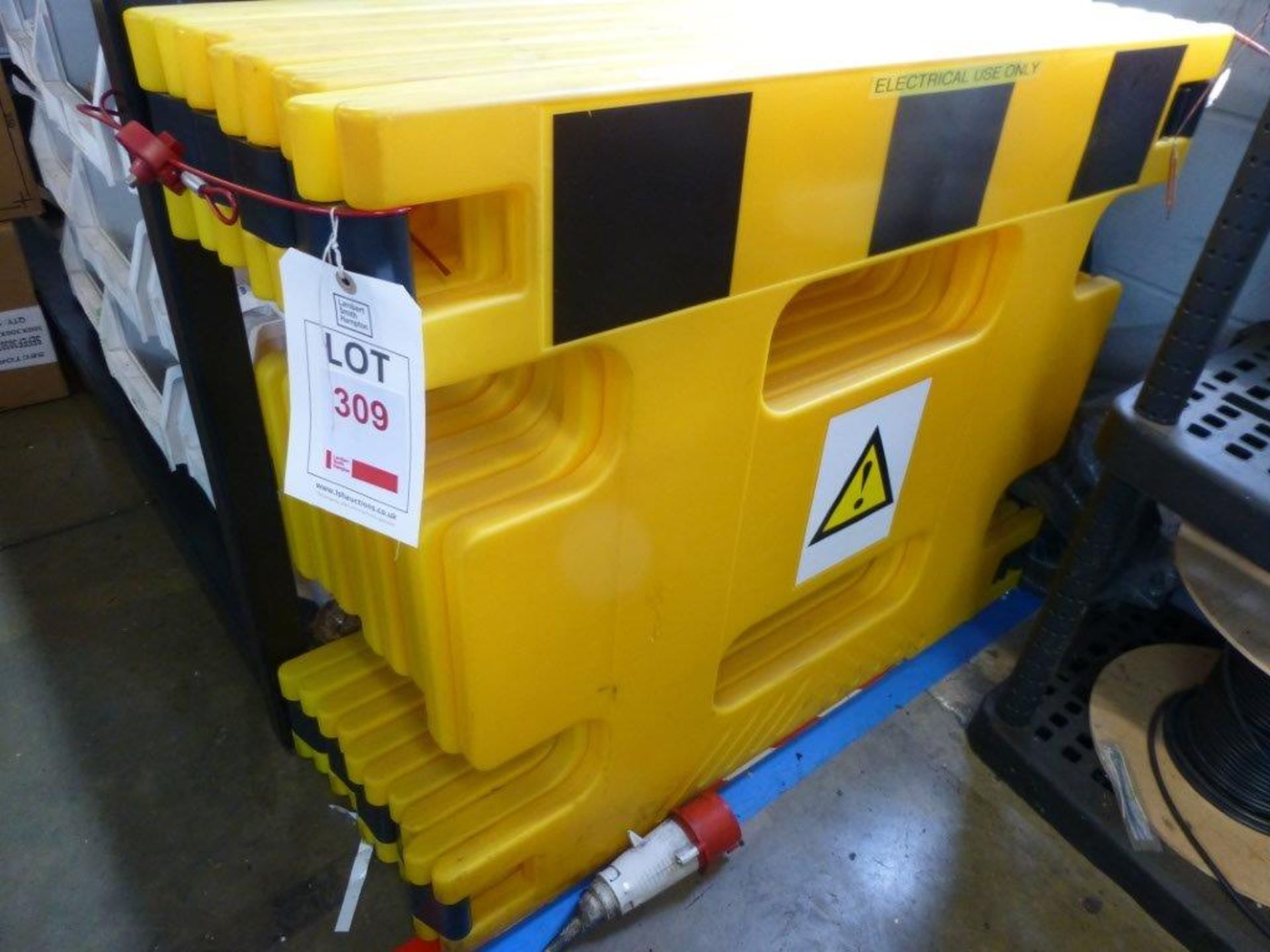 10 sections 1000mm x 800mm freestanding temporary safety barrier