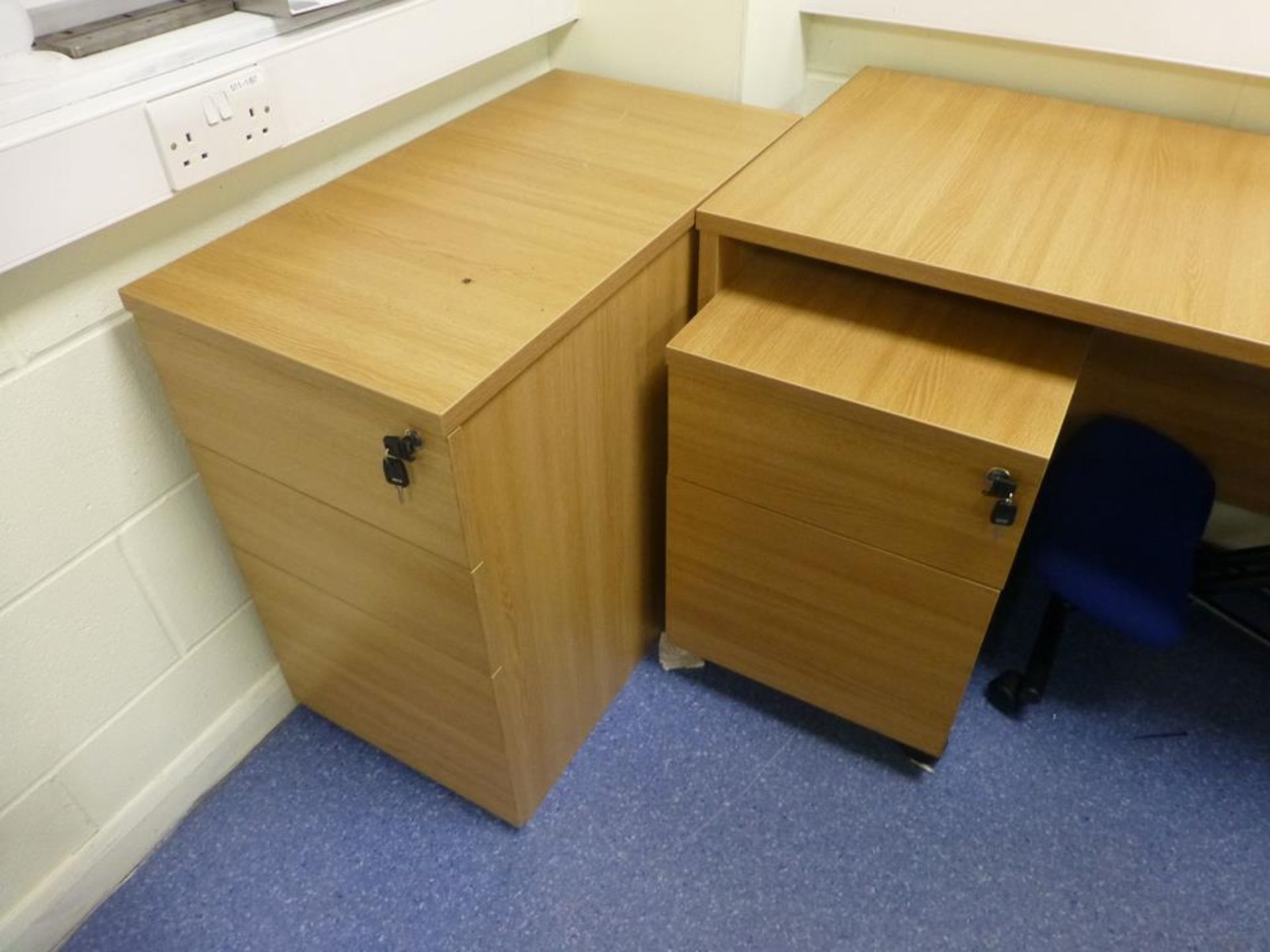 Furniture to Development office to include, 2 cherry effect 1600mm x 800mm workstations, 2 cherry - Image 5 of 6