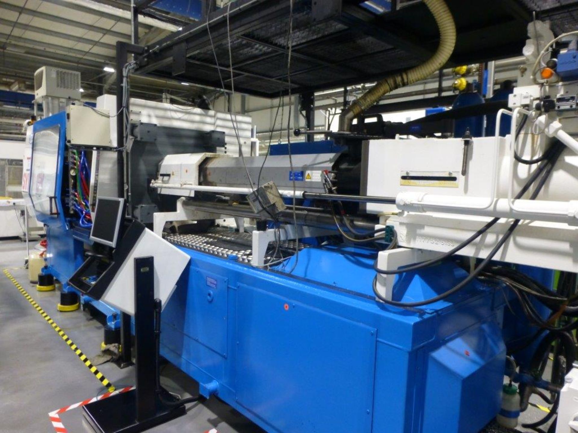 Netstal Synergy S-2400-2150 CNC Plastic Injection Moulding Machine Serial No. 9N.2004053601 (2004) - Image 2 of 7