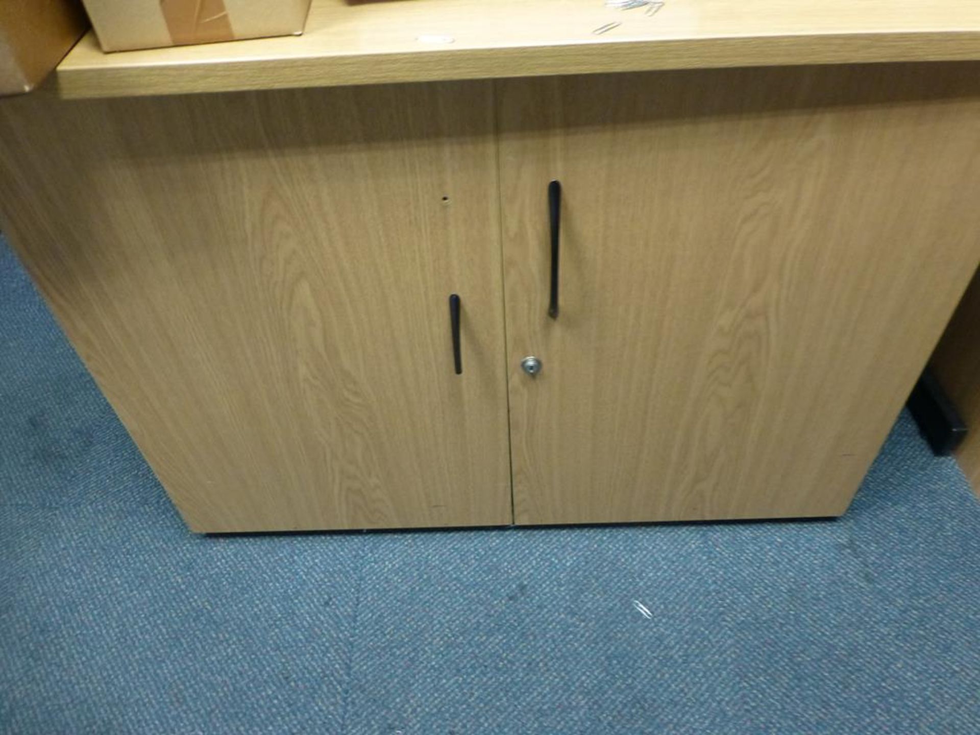 2 light oak effect double door cupboards and 2 office tables - Bild 2 aus 2