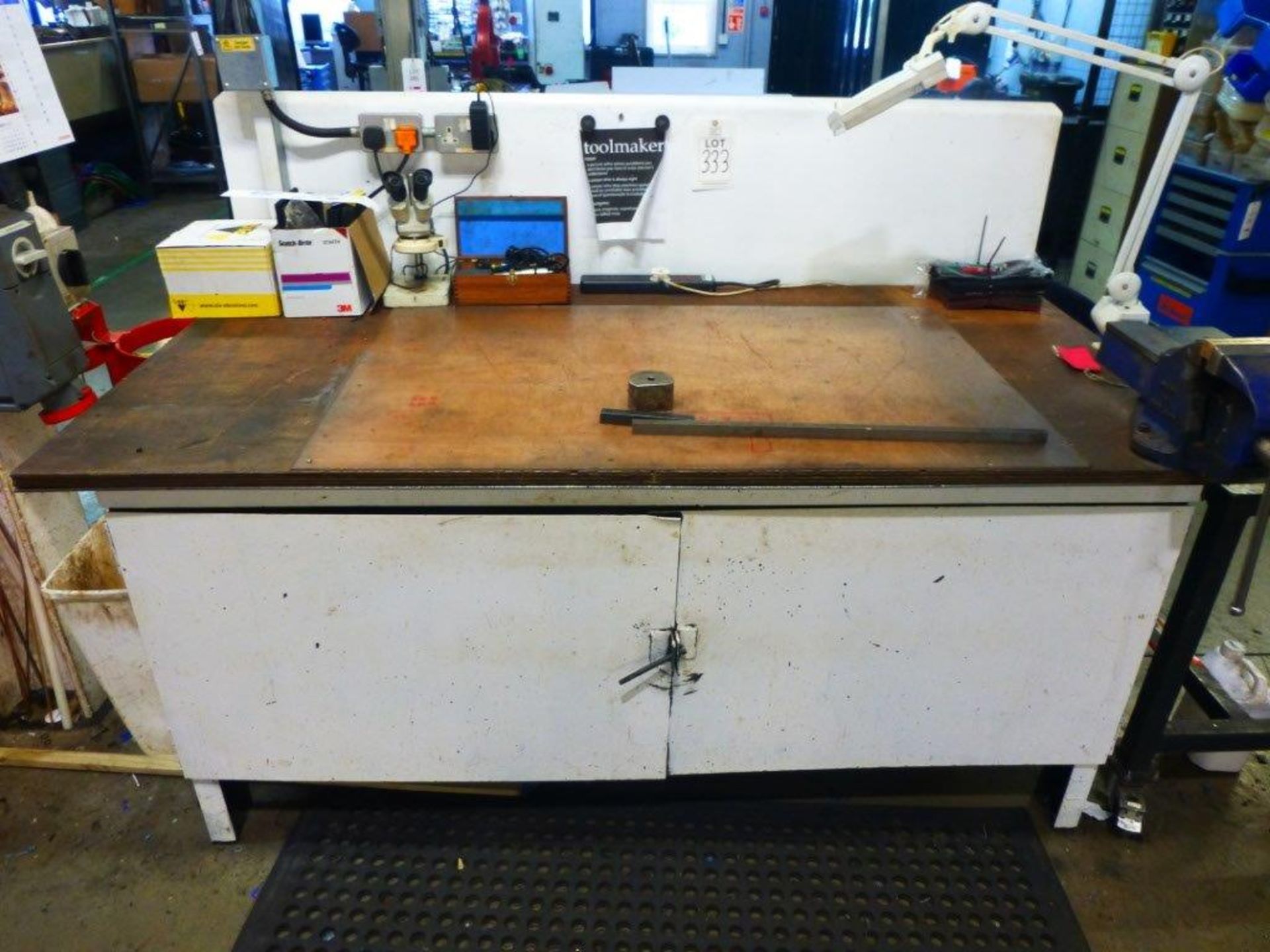 2, 2000mm x 1000mm x 800mm work benches with engineers vices - Image 2 of 2