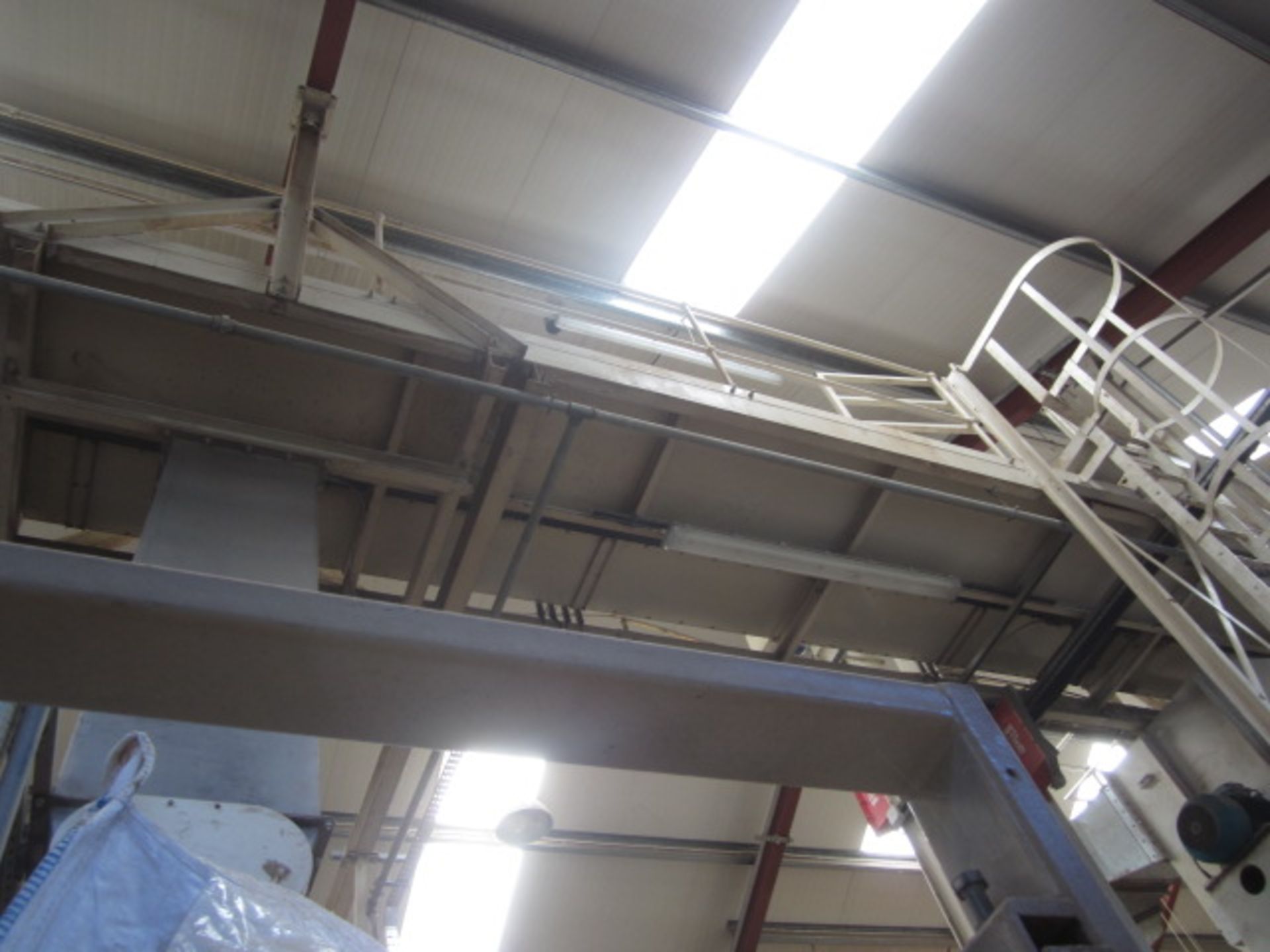 Unnamed approx. 14m stepped transfer conveyor, mounted on approx. 20m gantry platform, with ladder - Image 2 of 7