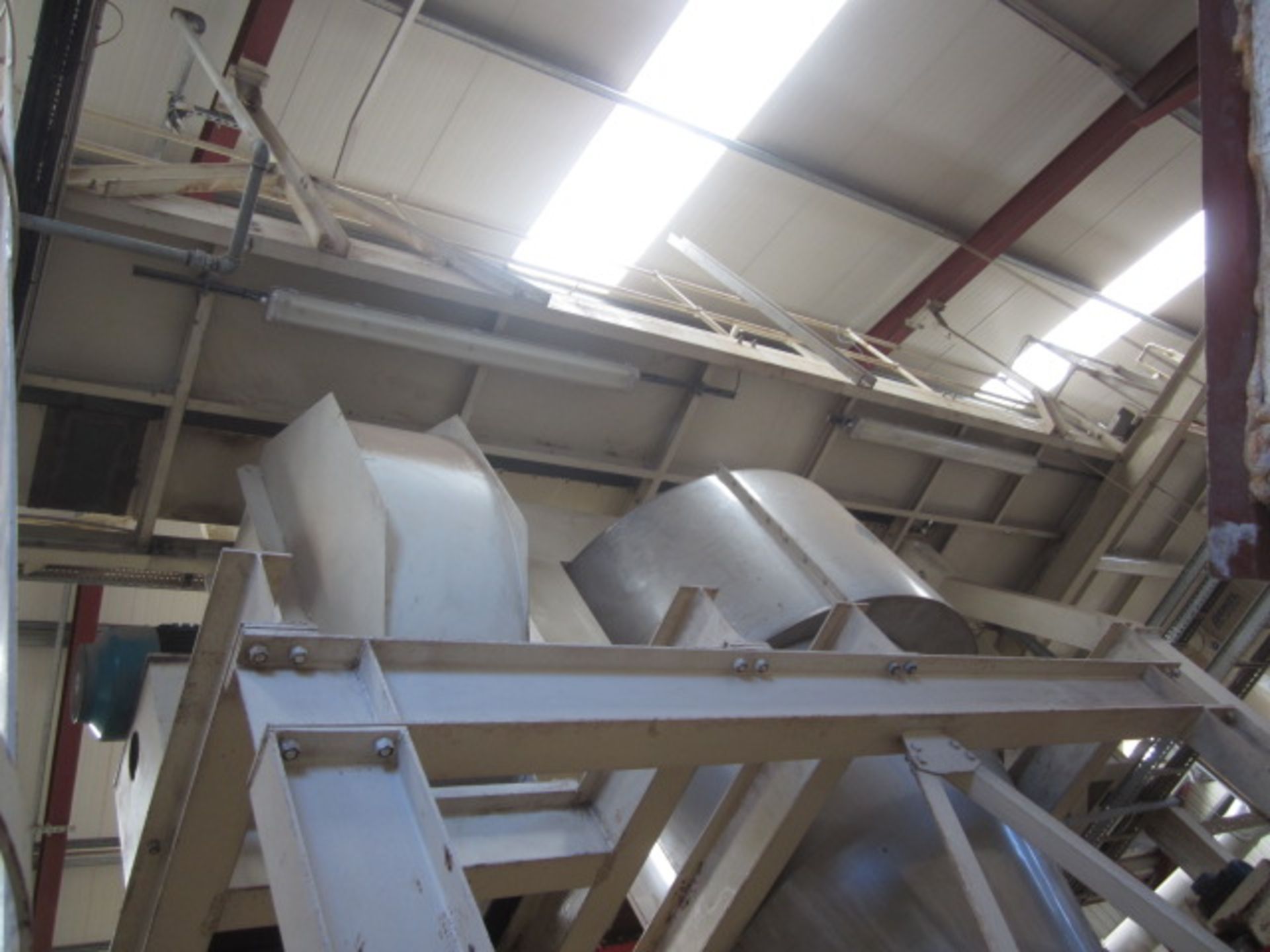 Unnamed approx. 14m stepped transfer conveyor, mounted on approx. 20m gantry platform, with ladder - Image 3 of 7