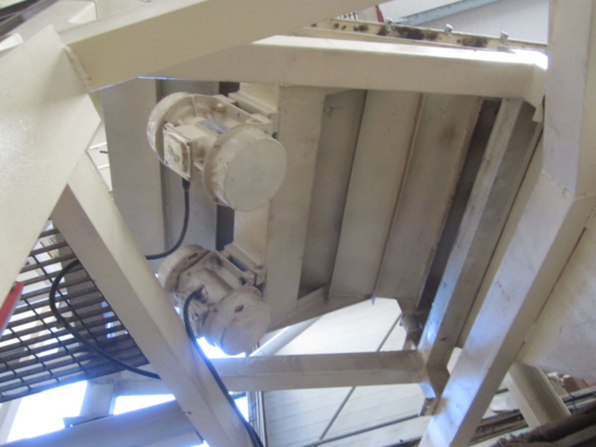 Unnamed vibrating screen with outfeed silo and drop chute. **A work Method Statement and Risk - Image 3 of 5