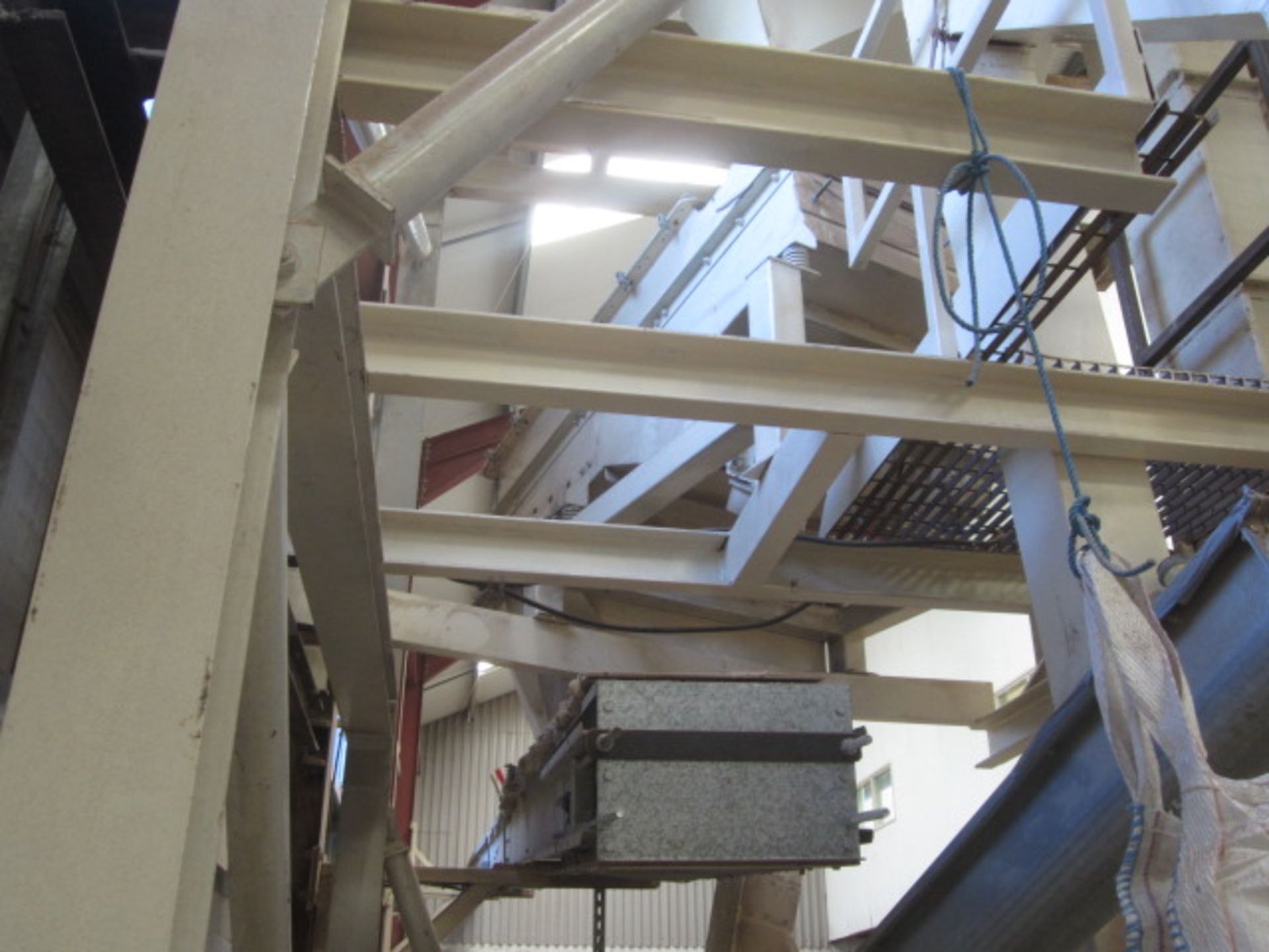 Unnamed vibrating screen with outfeed silo and drop chute. **A work Method Statement and Risk - Image 4 of 5