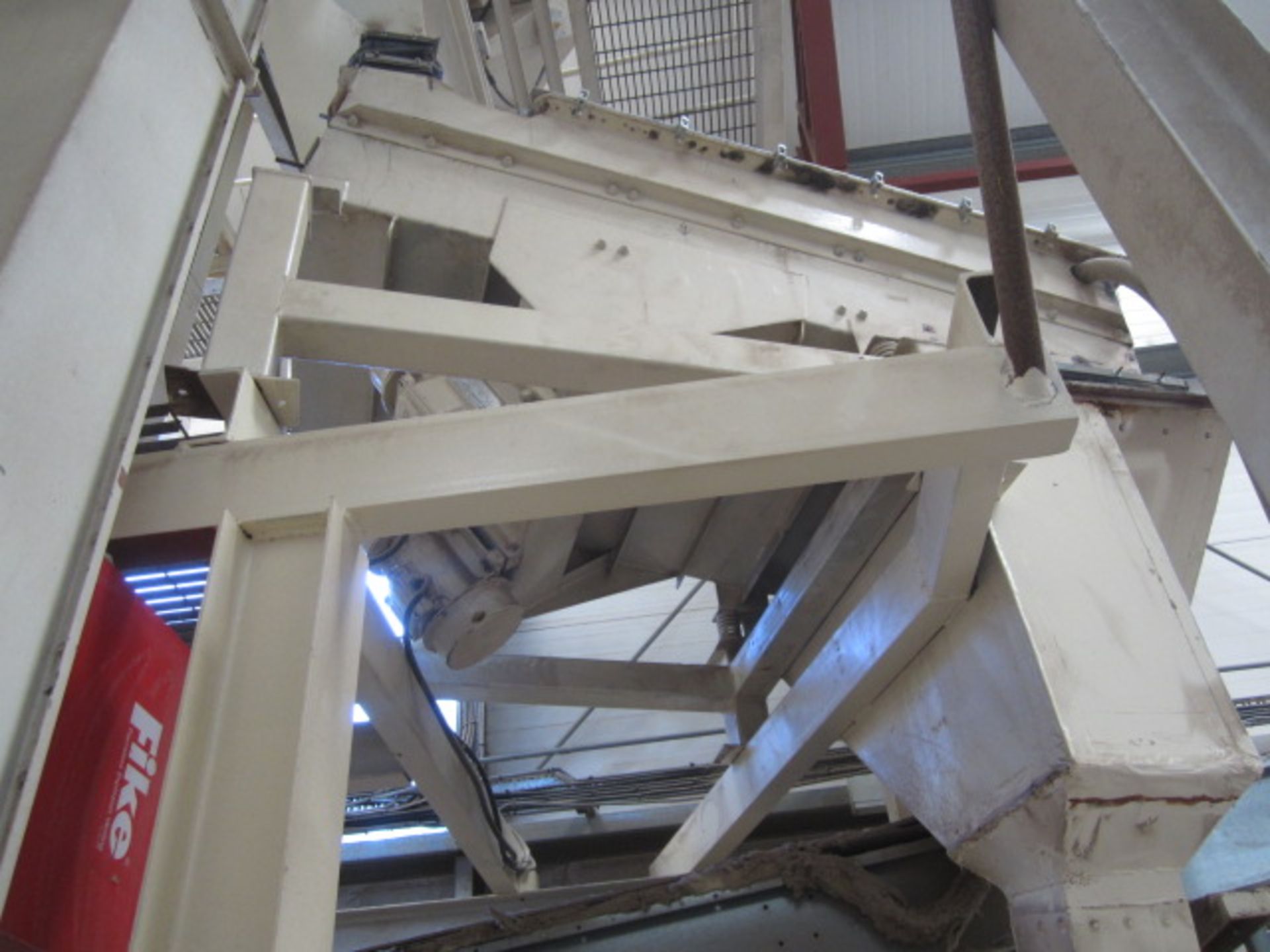 Unnamed vibrating screen with outfeed silo and drop chute. **A work Method Statement and Risk - Image 2 of 5