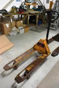 Pallet truck (please note: This lot is located at the Swindon premises)