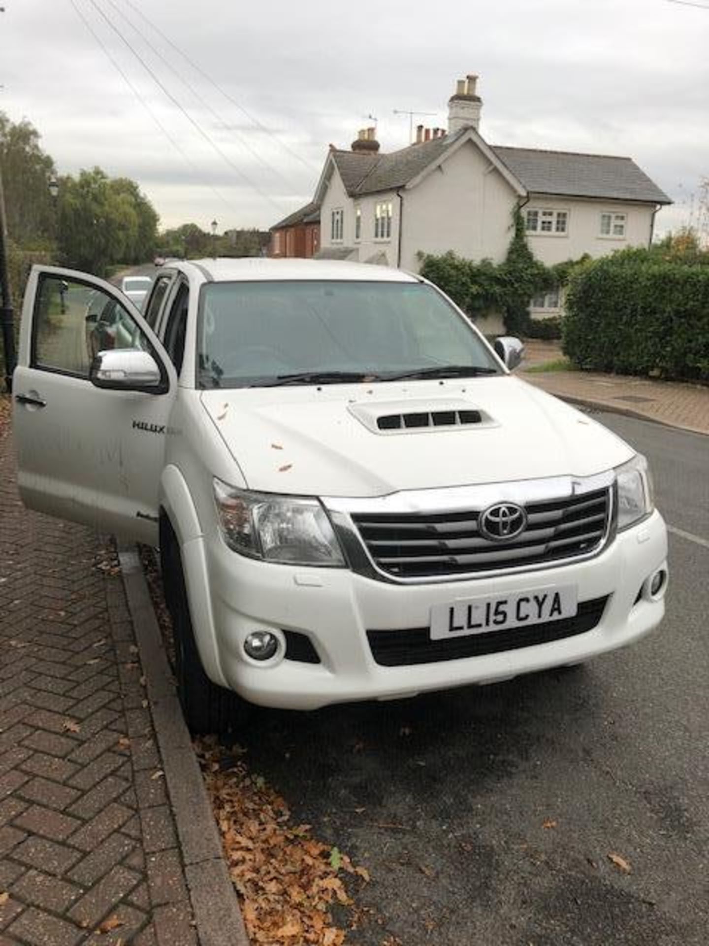 Toyota Hilux double cab pick up, registration LL15 CYA, DOR 1.5.2015, mileage 143,686, V5 present... - Image 2 of 10