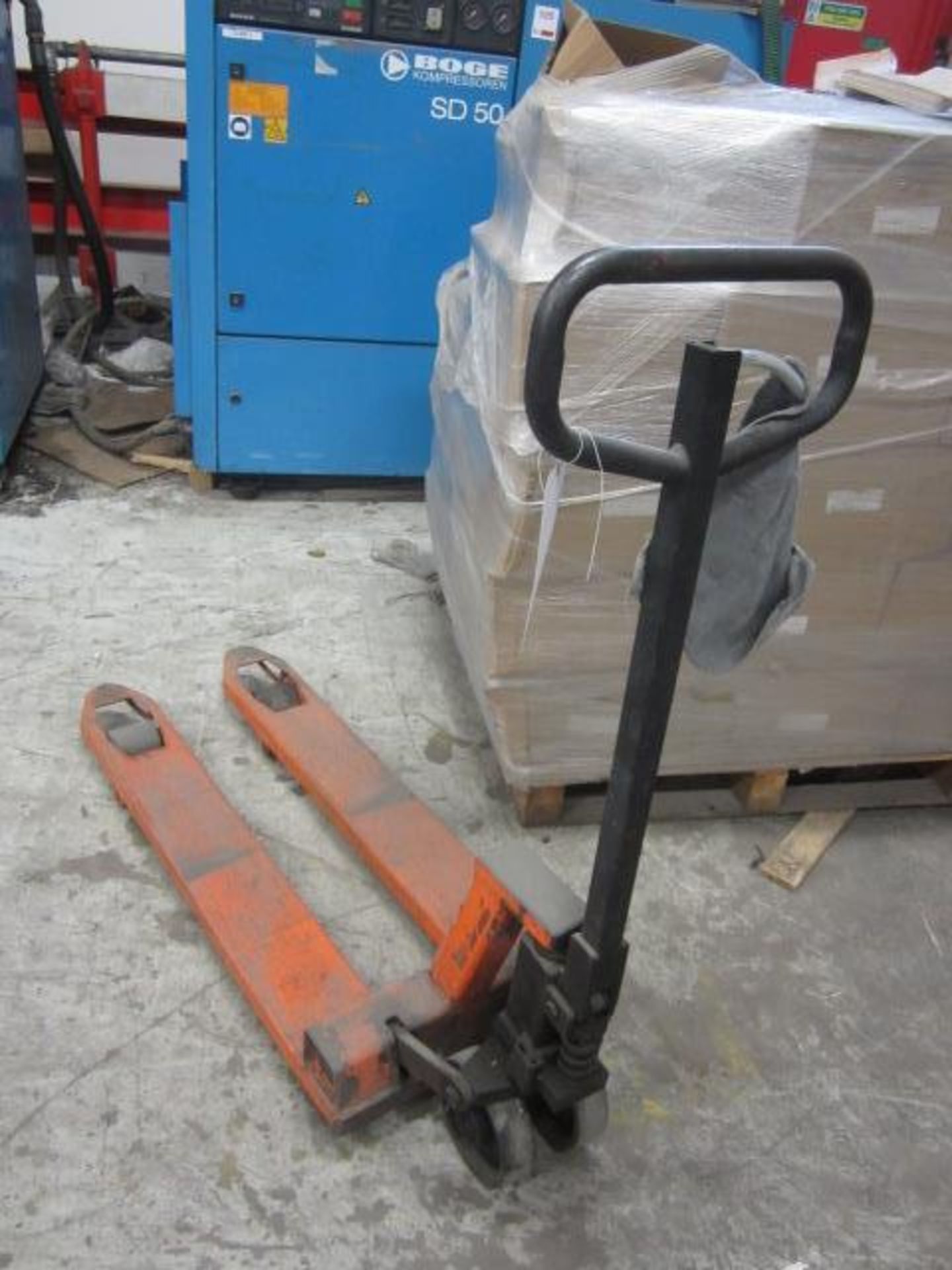 Unbadged hydraulic pallet truck (Please Note: We are advised this item is not in current working...