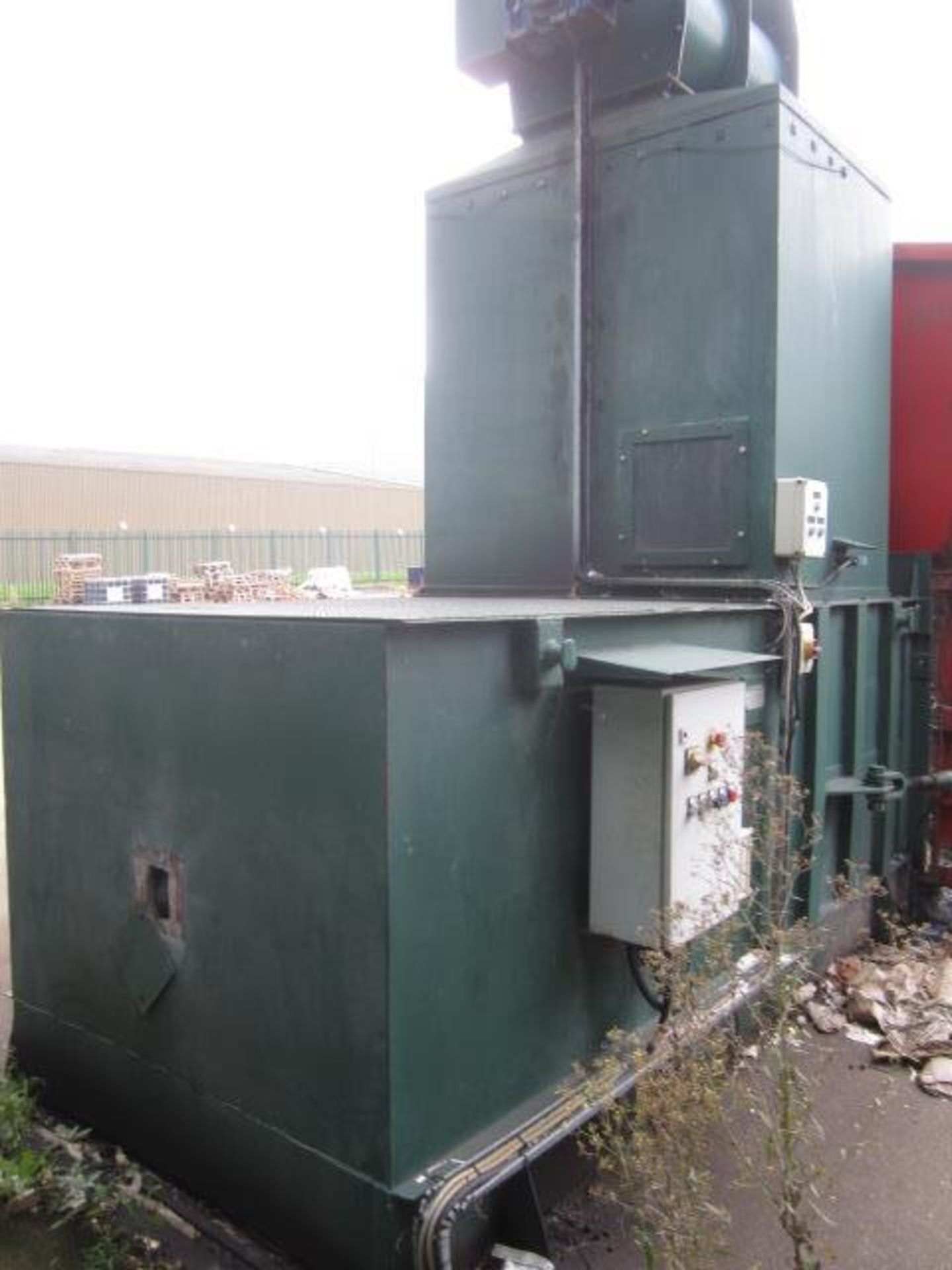 Paramount waste & dust extraction system and compactor to include: - Paramount motorised - Image 5 of 11