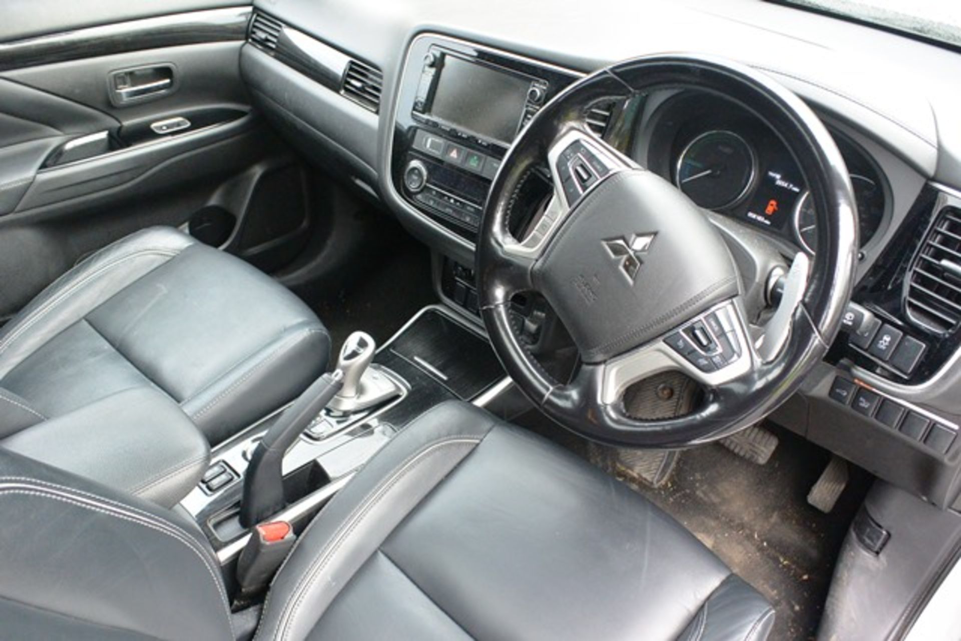 Mitsubishi Outlander GX 4H PHEV S-A plug-in hybrid vehicle, 1998cc petrol, auto. Registration - Bild 7 aus 11