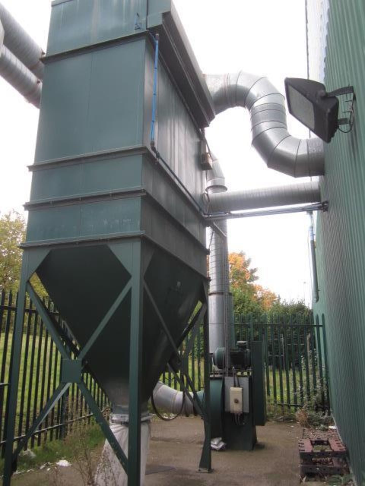 Paramount waste & dust extraction system and compactor to include: - Paramount motorised - Image 8 of 11