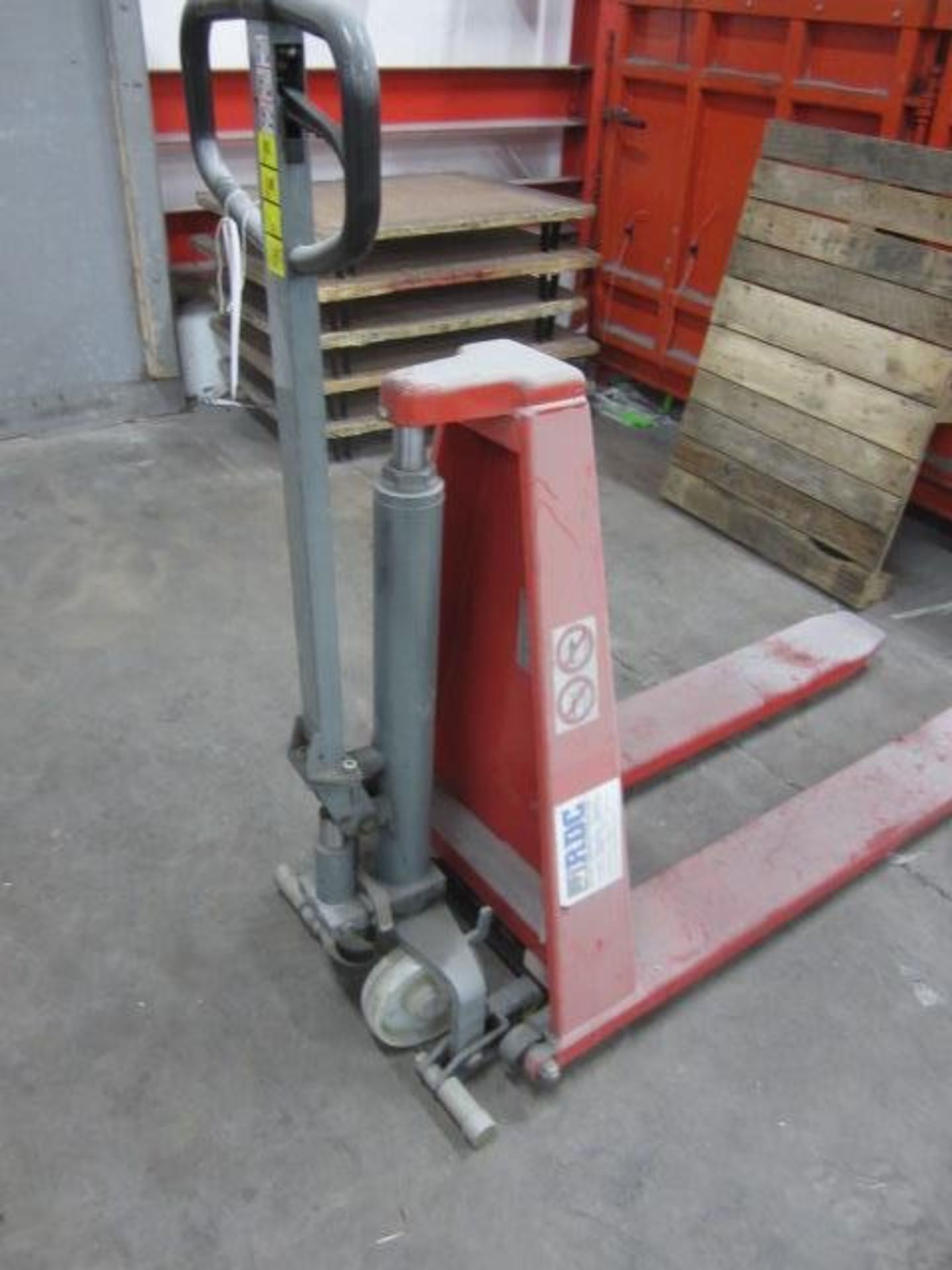 Climax H10M hydraulic hi-lift pallet truck, SWL 1000kg. NB: This item has no record of Thorough... - Image 3 of 3