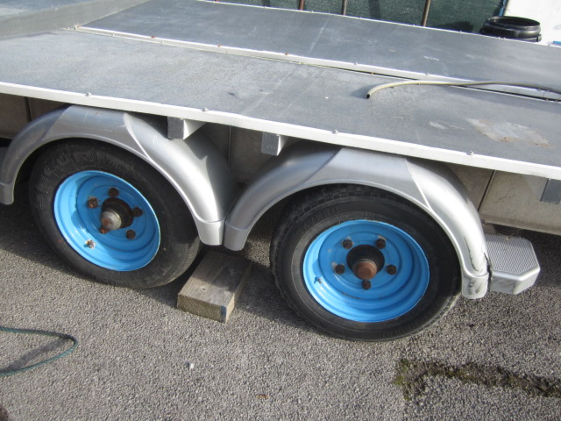 Twin axle bespoke manufactured wash down trailer with fitted waste tank, drainage, recycling - Image 6 of 10