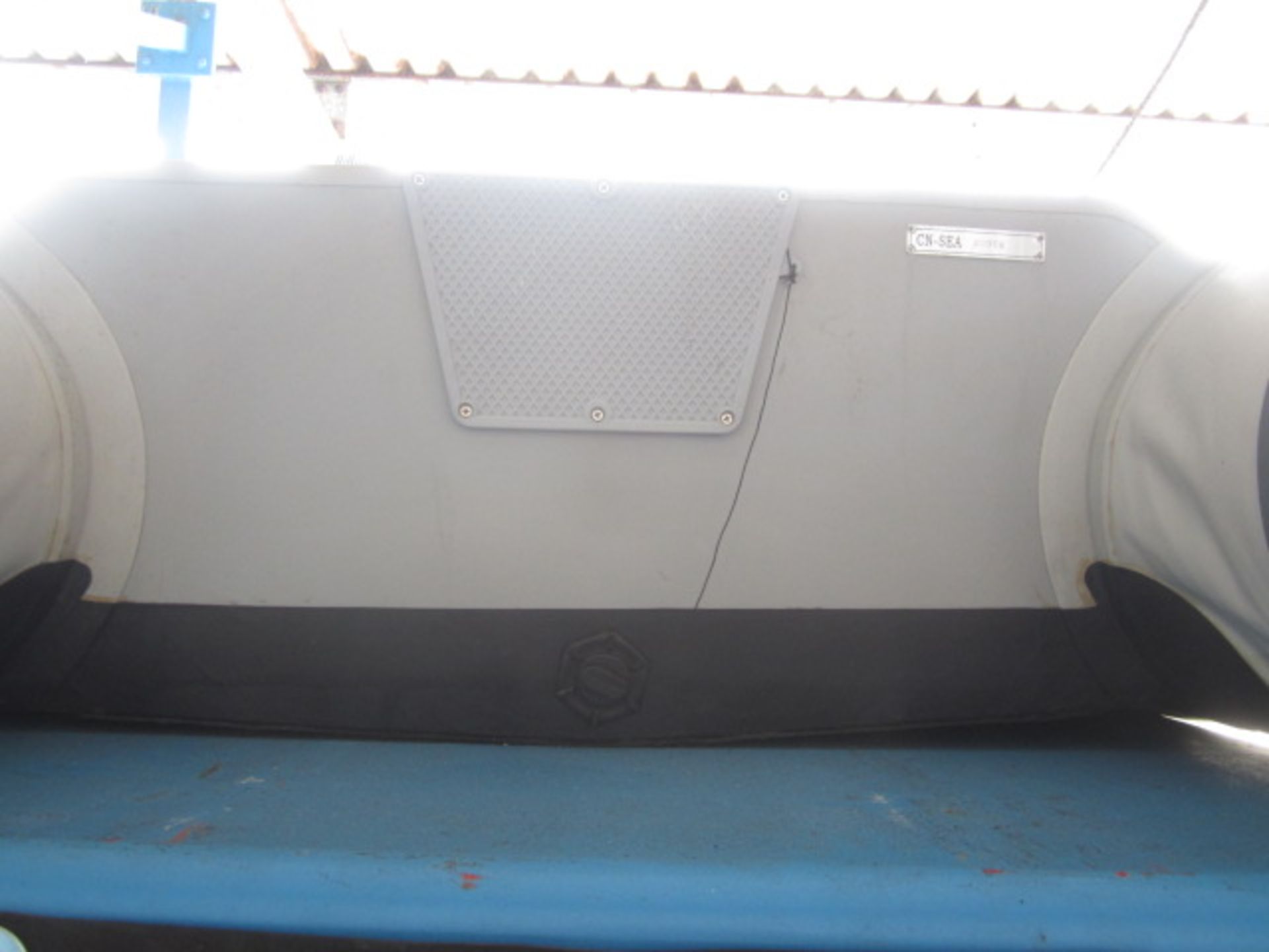 Seago 2305L inflatable dinghy, CN-sea, serial no. 00105H818 (slight leak, but useable), pump, oar - Image 3 of 10