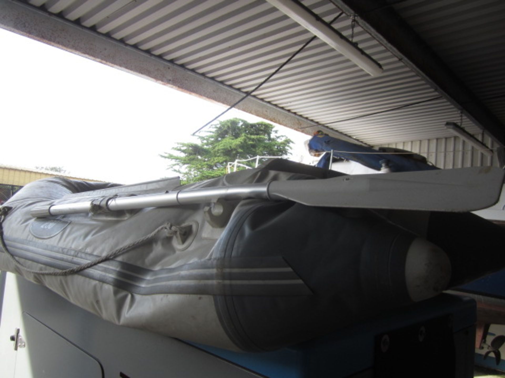 Seago 2305L inflatable dinghy, CN-sea, serial no. 00105H818 (slight leak, but useable), pump, oar - Image 2 of 10