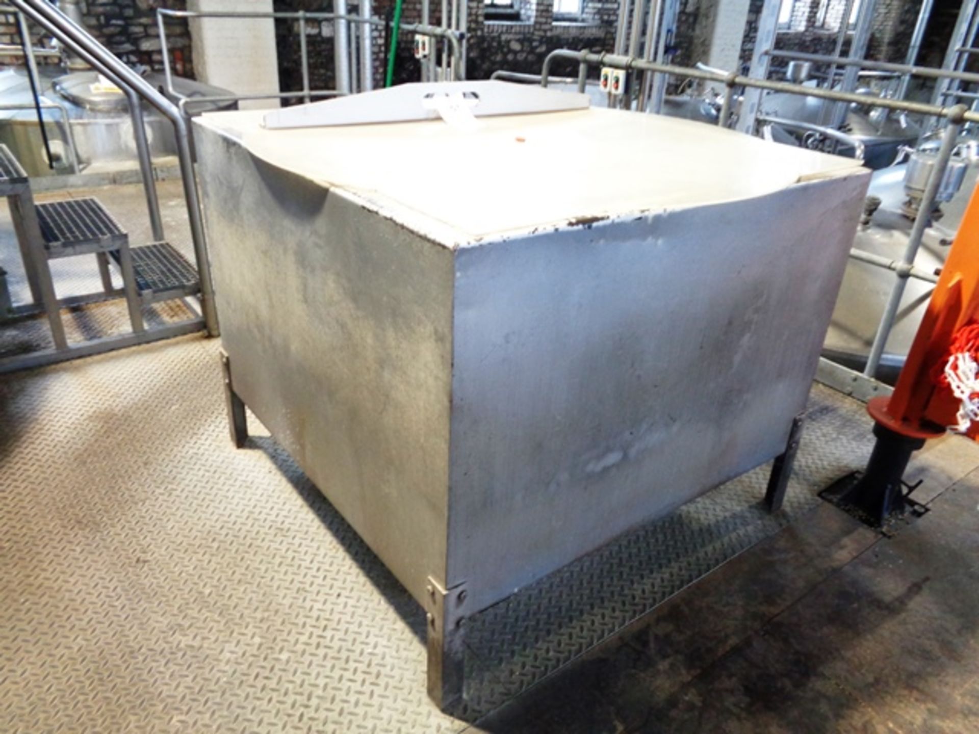 Steel framed feed silo 1250 x 1250 x 850mm (1050mm to floor) (Please Note: This lot has been