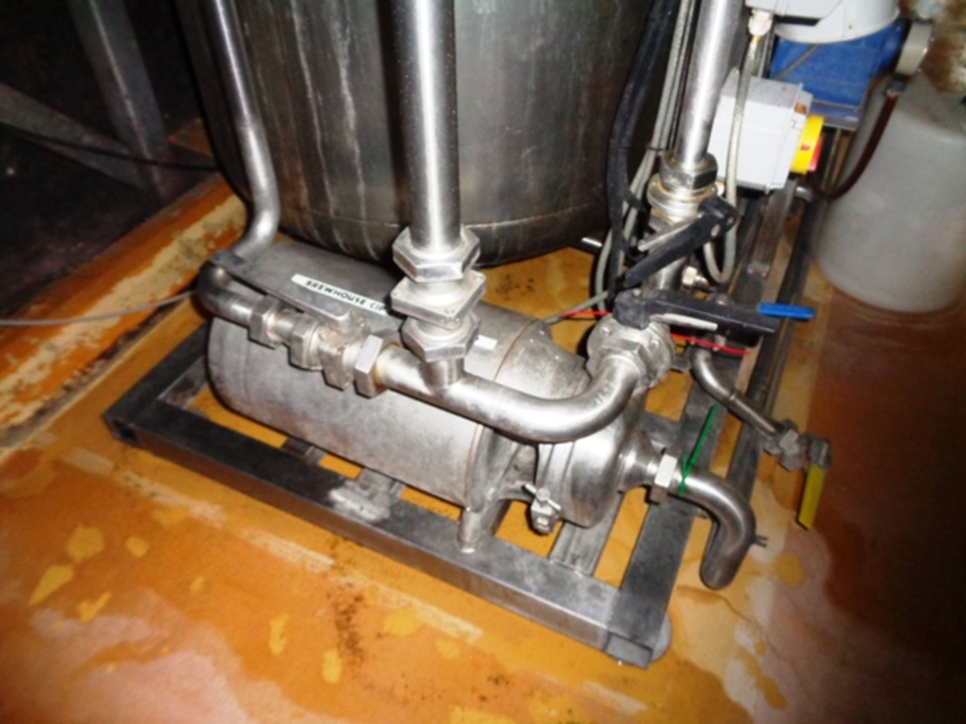 Bedford stainless 4 tank CIP system mounted on stainless steel framed skid, 4 x Fabdec 180 gallon - Image 8 of 11