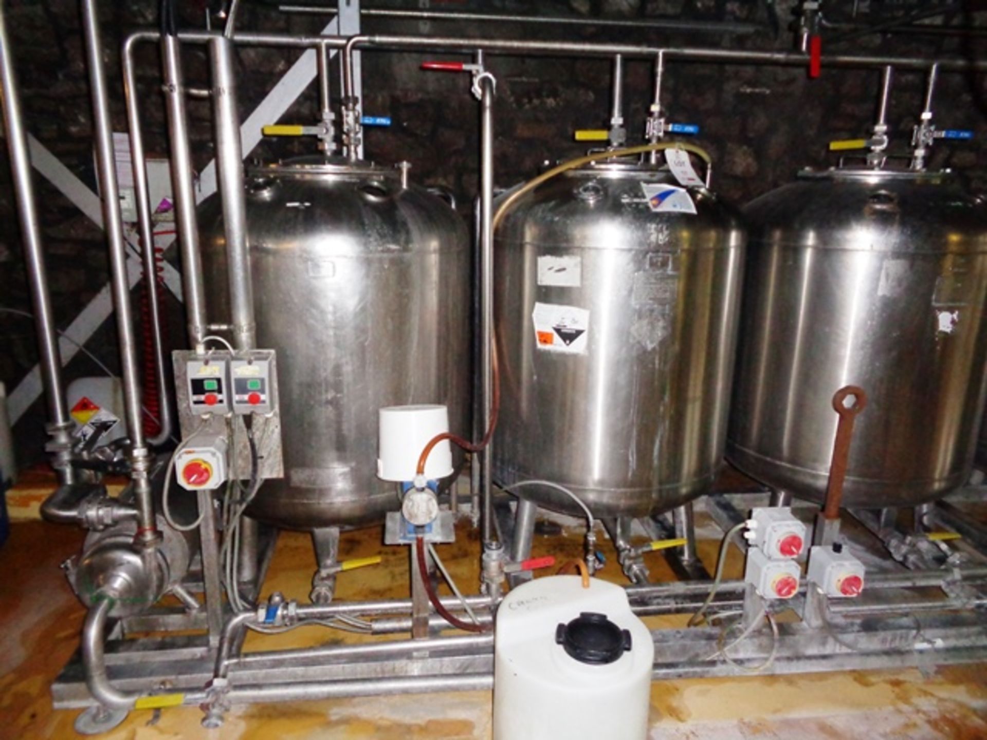 Bedford stainless 4 tank CIP system mounted on stainless steel framed skid, 4 x Fabdec 180 gallon - Image 4 of 11