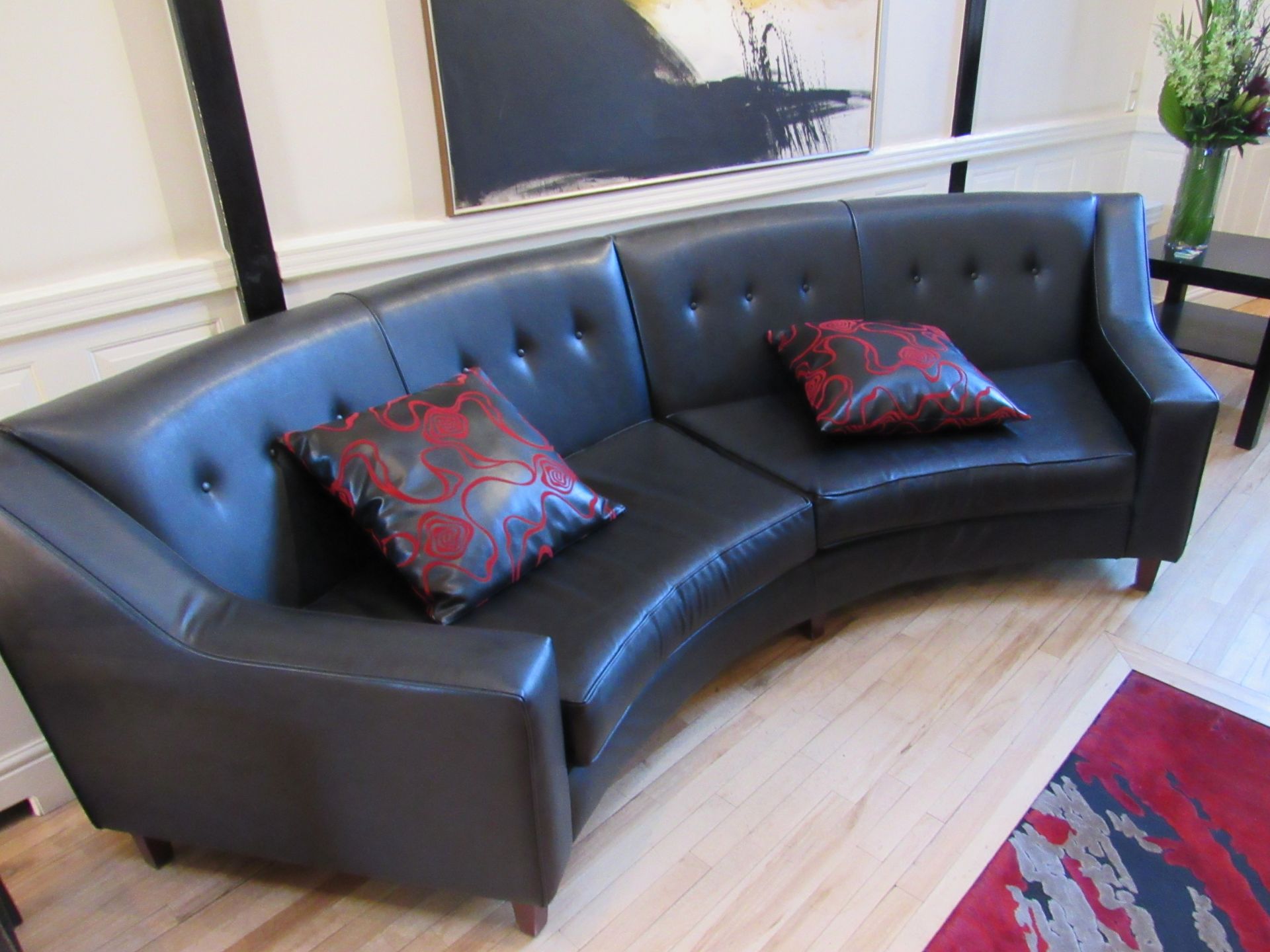 Curved leather Sofa, 2.9m - Image 2 of 3