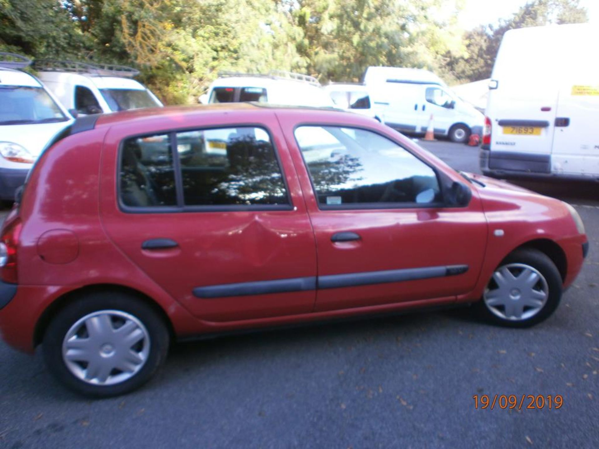 Renault Clio 1.1L 5 Door Hatchback - Image 3 of 5