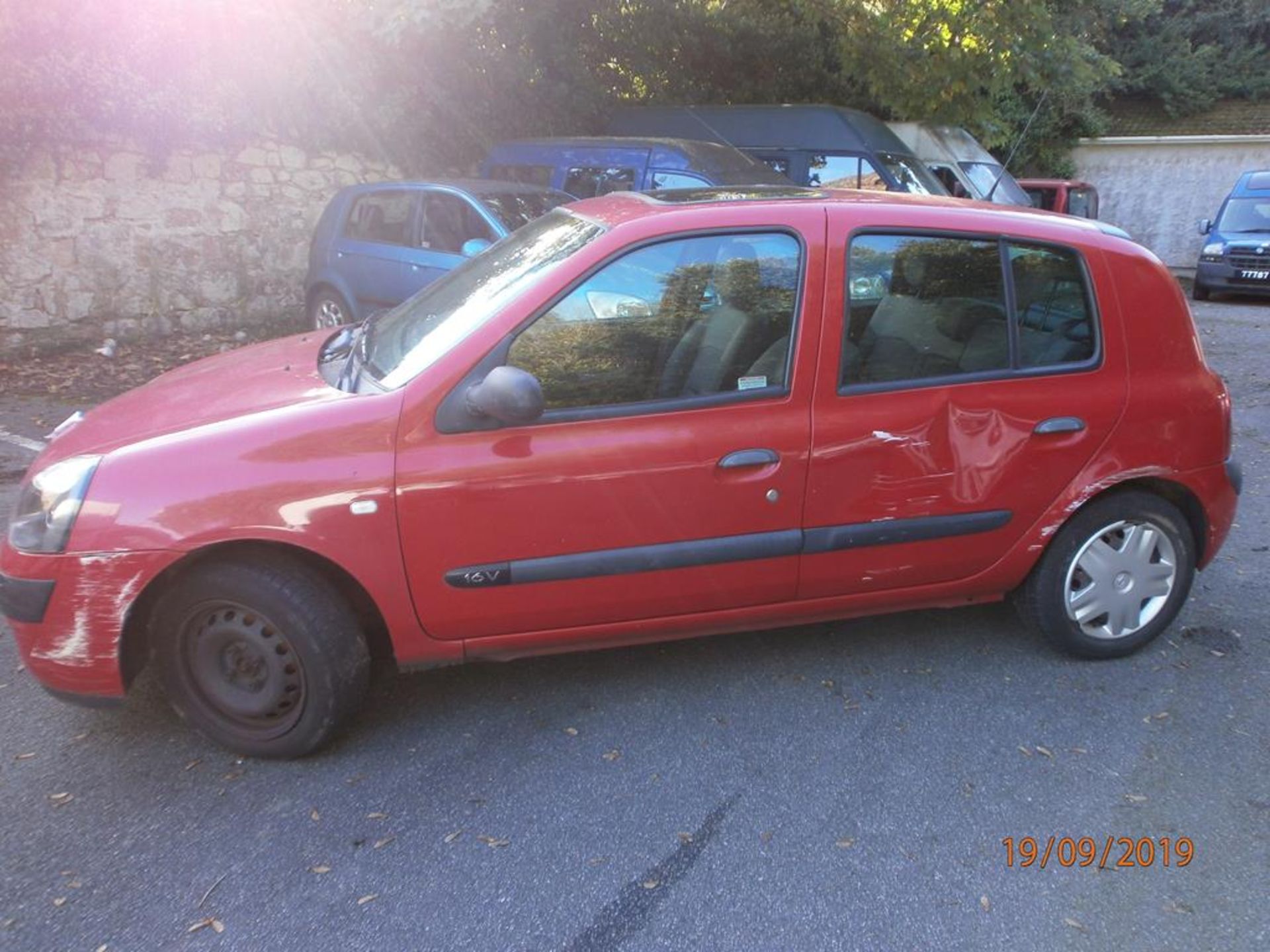 Renault Clio 1.1L 5 Door Hatchback - Image 2 of 5