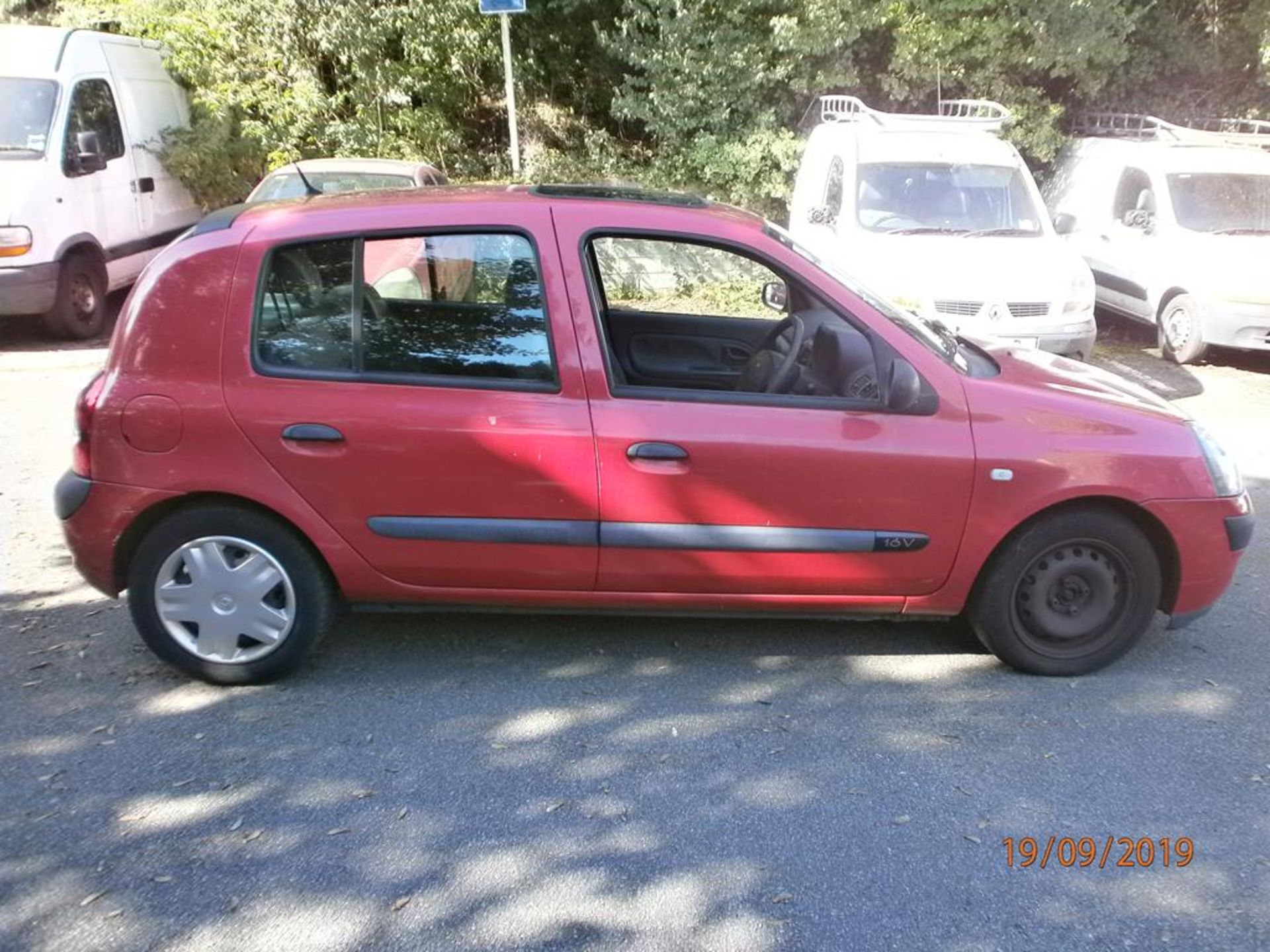 Renault Clio 1.1L 5 Door Hatchback - Image 3 of 5