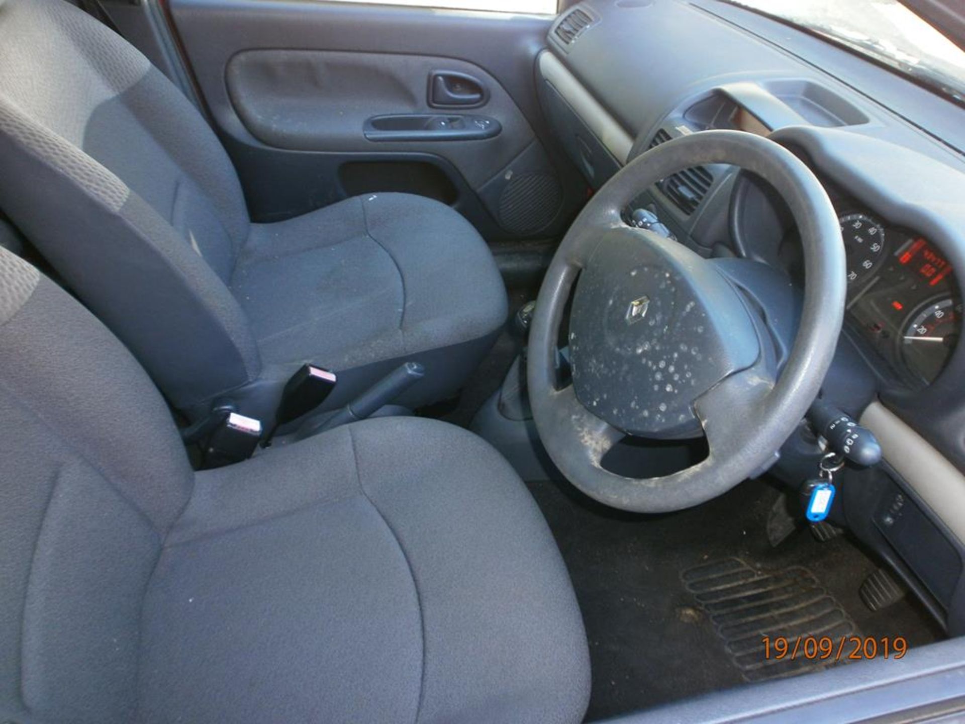 Renault Clio 1.1L 5 Door Hatchback - Image 4 of 5