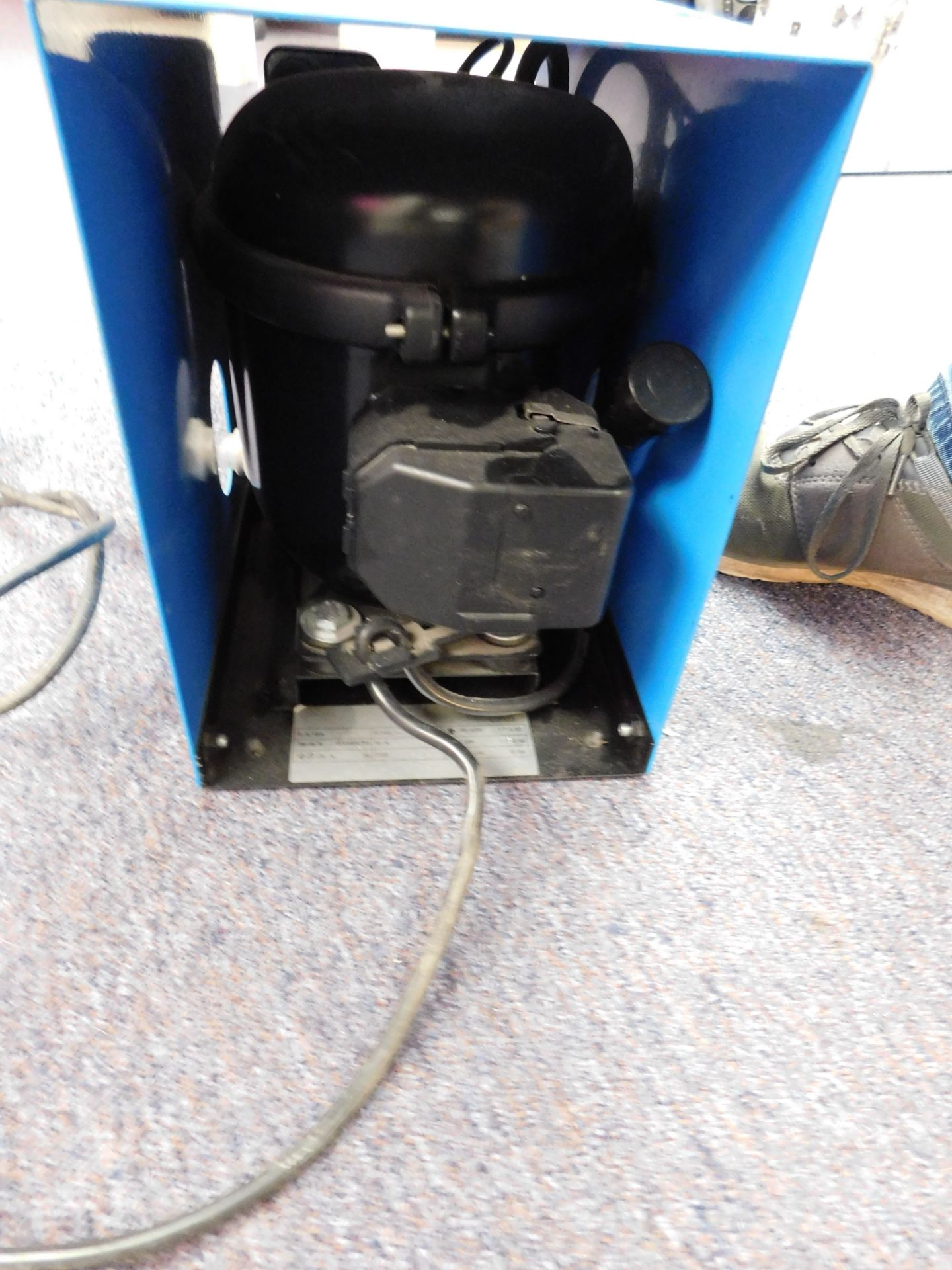 Unbadged mini compressor - Image 2 of 2