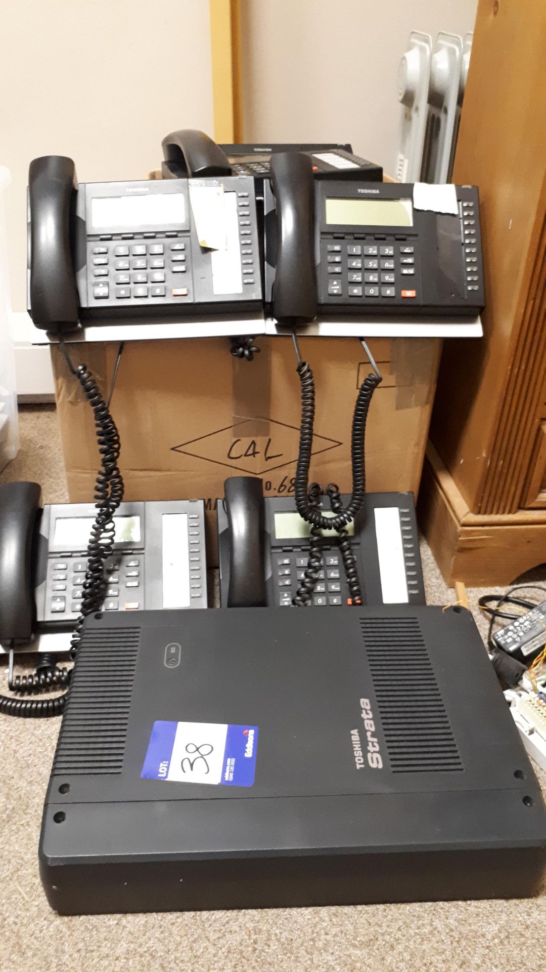 Toshiba Strata CHSU40F3 telephone system and 10 x Toshiba handsets