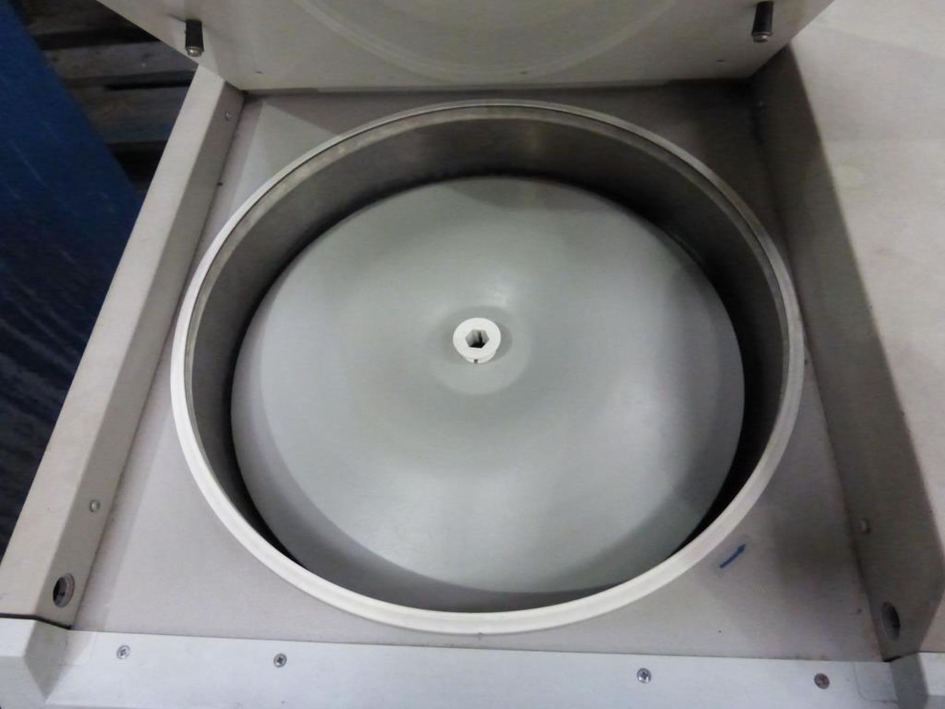 Sanyo MSE Falcon Refrigerated Bench Centrifuge - Image 3 of 3