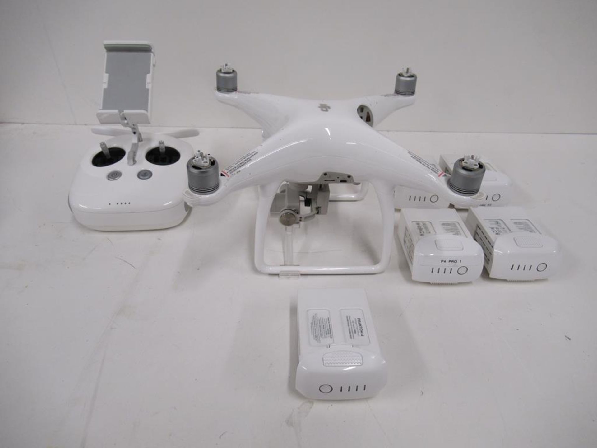 DJI Phantom 4 Drone, Phantom 4 Batteries, Control, Sets of Propellers, Charger, Multicharger and Cas - Image 2 of 9