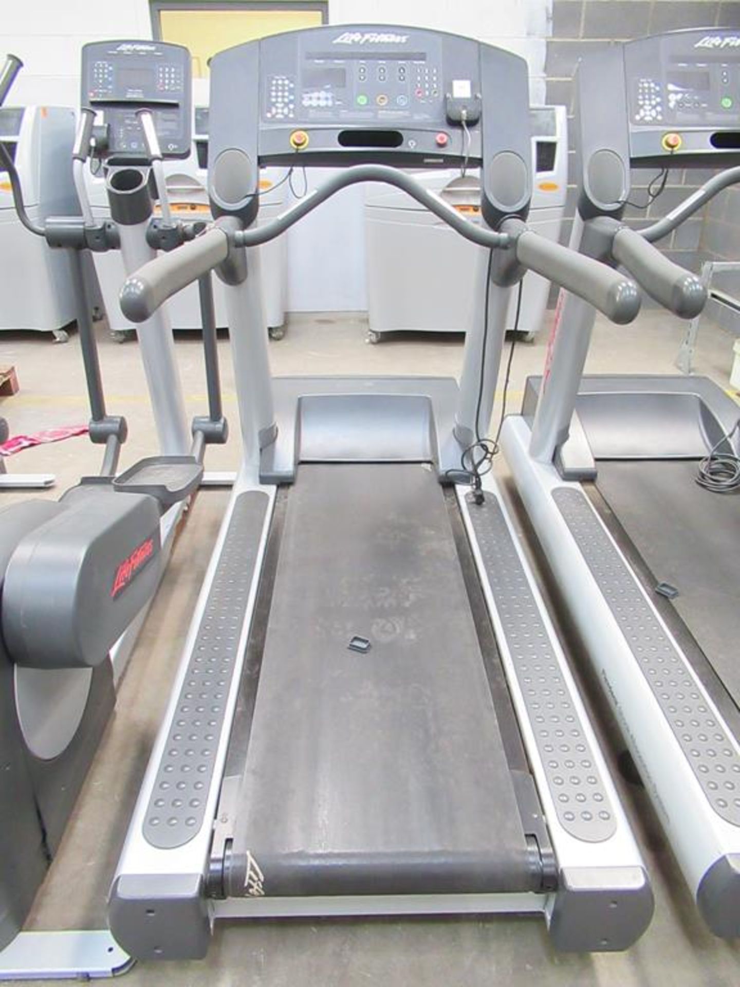 Life Fitness CLSTINHXK Treadmill with Flexdeck Shock Absorption System