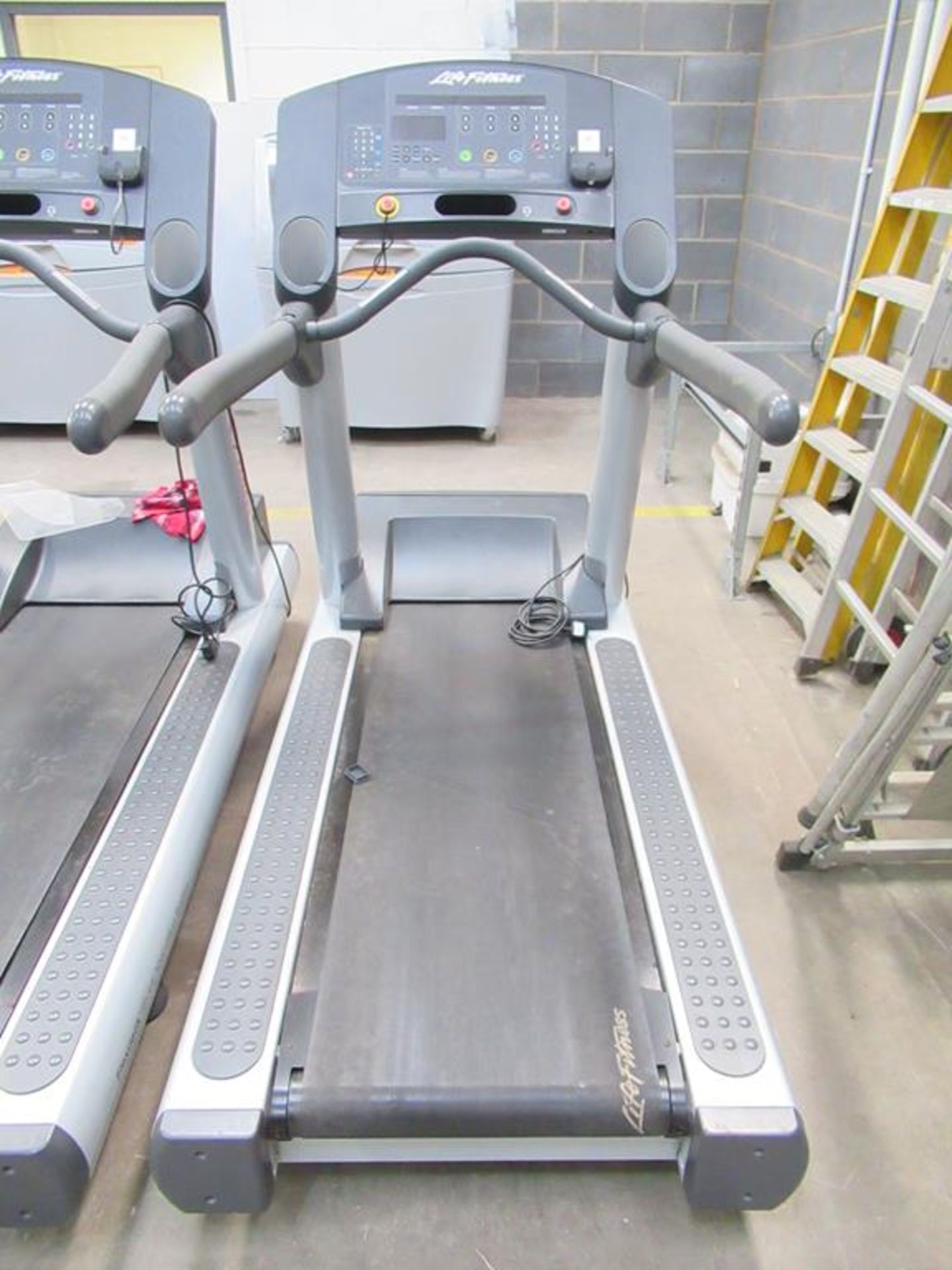 Life Fitness CLSTINHXK Treadmill with Flexdeck Shock Absorption System