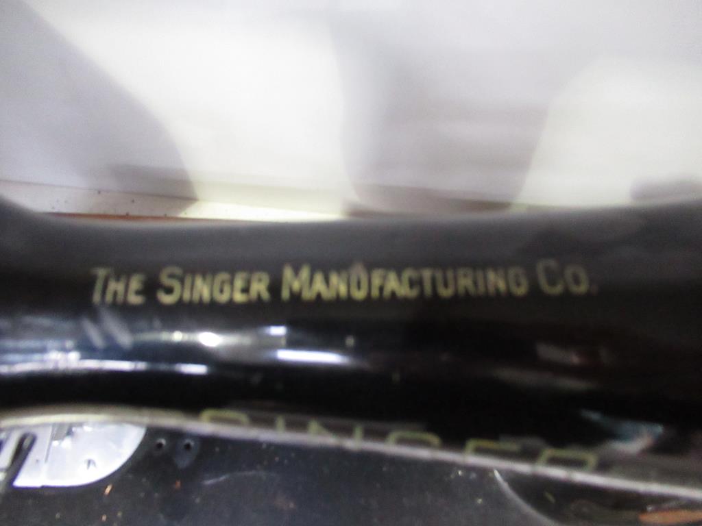 This is a Timed Online Auction on Bidspotter.co.uk, Click here to bid. A Singer 201K Manual Sewing - Image 4 of 8