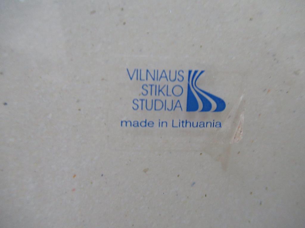 This is a Timed Online Auction on Bidspotter.co.uk, Click here to bid. A Lithuanian Vilnius Stiklo - Image 3 of 5