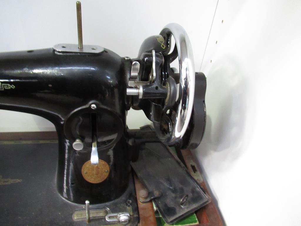 This is a Timed Online Auction on Bidspotter.co.uk, Click here to bid. A Singer 201K Manual Sewing - Image 6 of 8