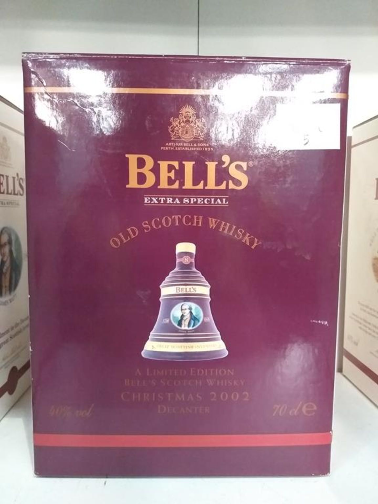 A Bell's Extra Special Old Scotch Whisky limited edition Christmas 2002 Decanter and a Bell's Extra - Image 9 of 9