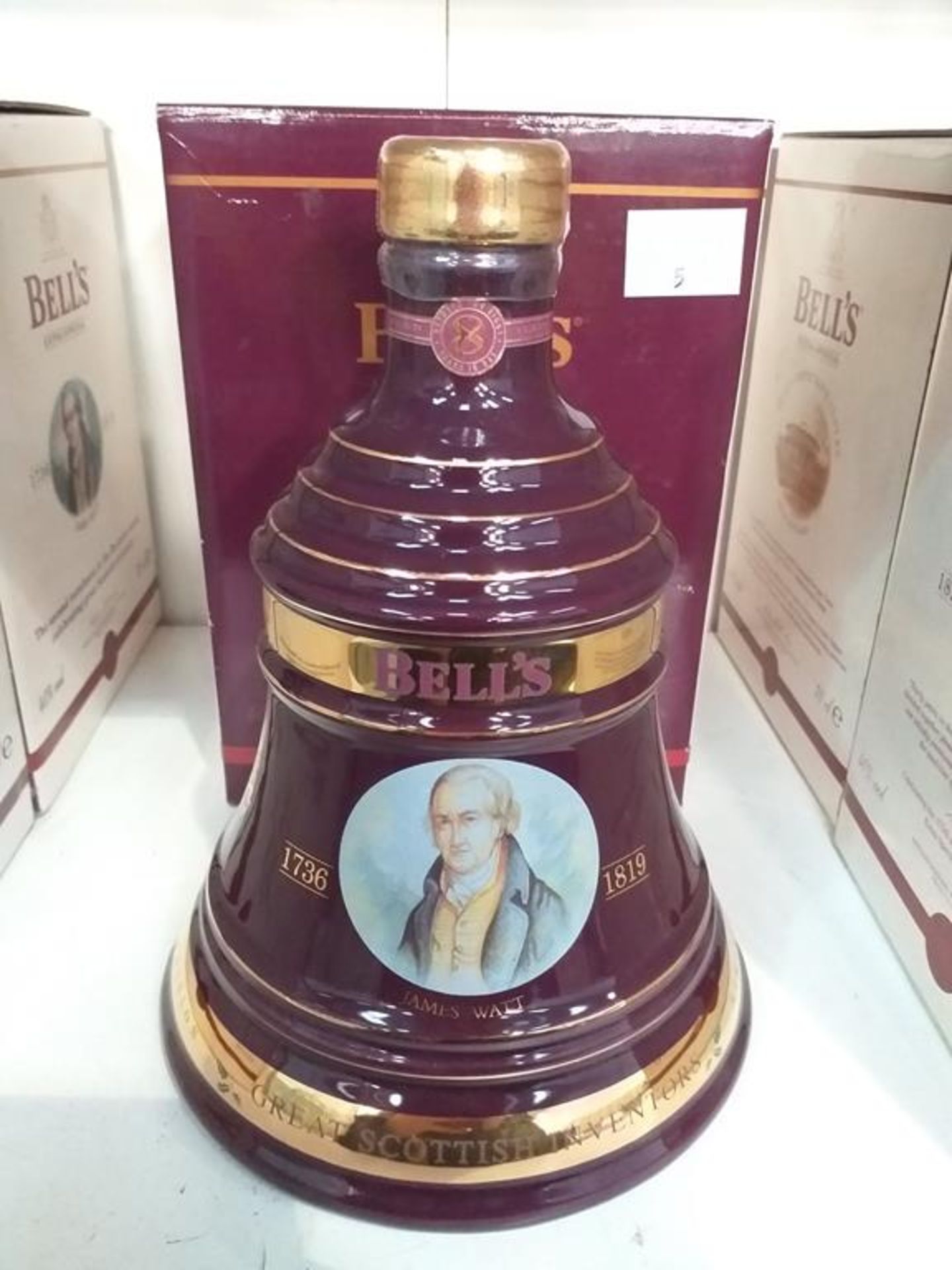 A Bell's Extra Special Old Scotch Whisky limited edition Christmas 2002 Decanter and a Bell's Extra - Image 6 of 9