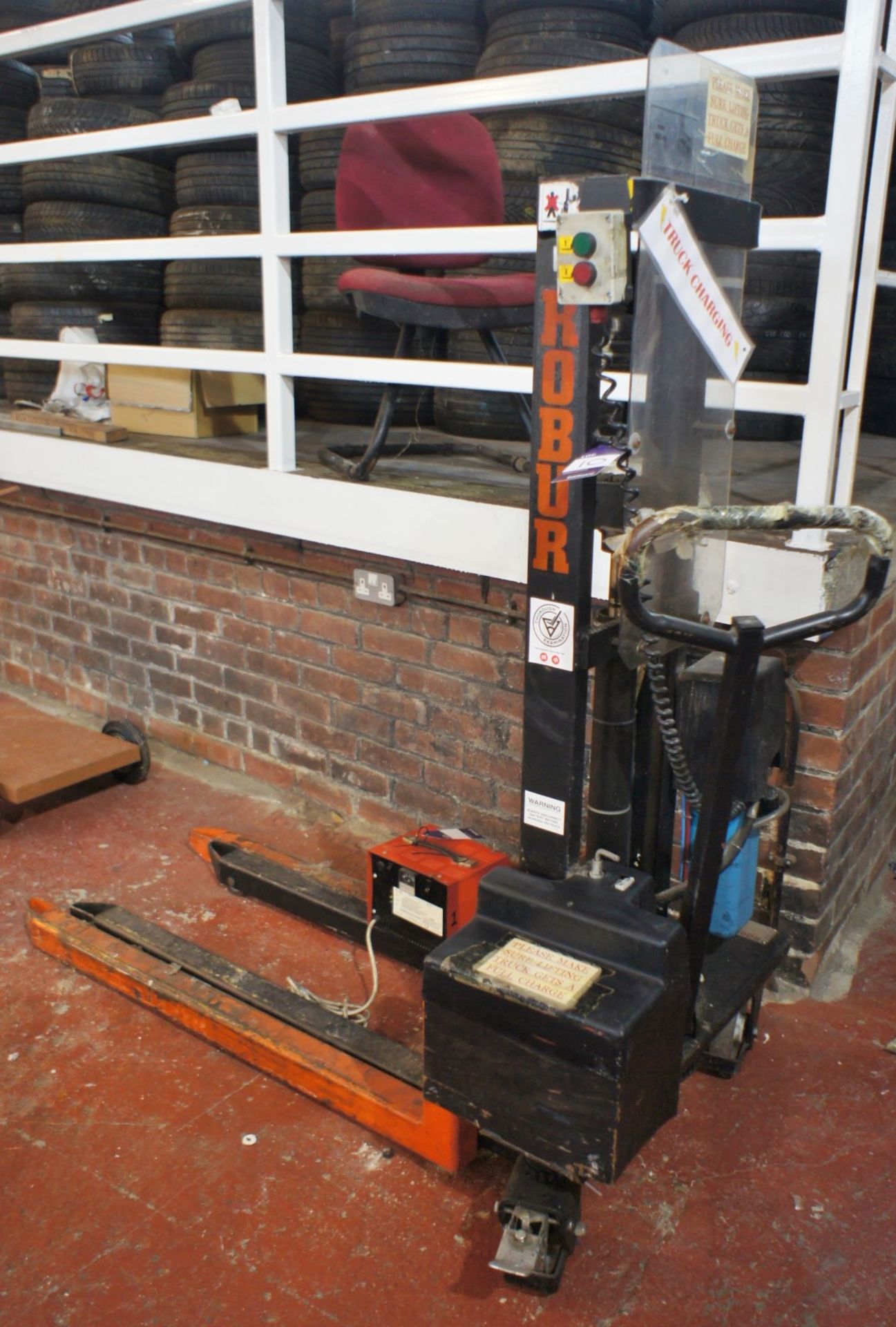 Robur ERG0800B Pedestrian Electric Forklift, 800Kg capacity with charger, 240V - Image 2 of 4