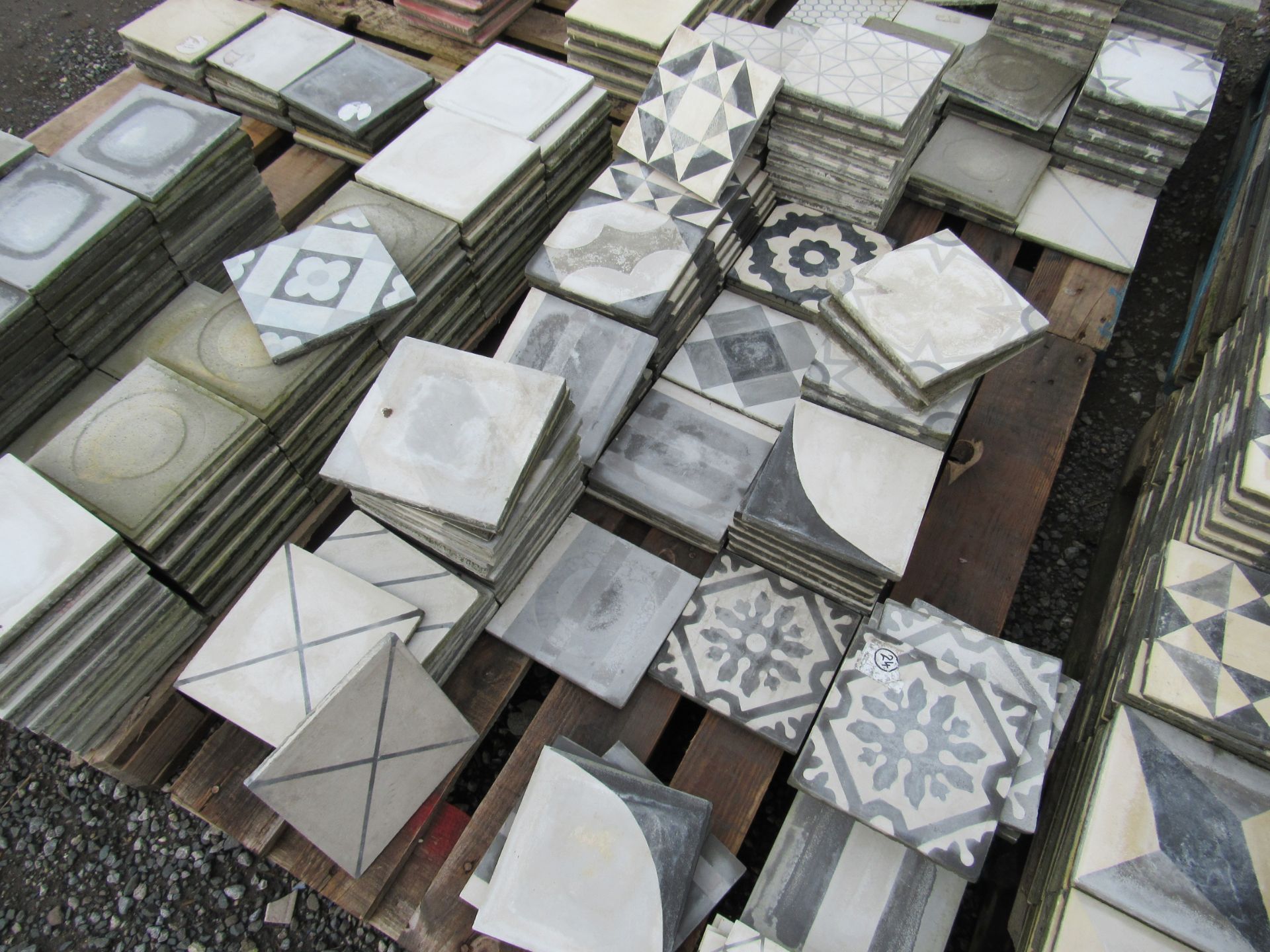 Large Quantity Geometric Black/White Tiles to 7 Pallets - Image 3 of 4