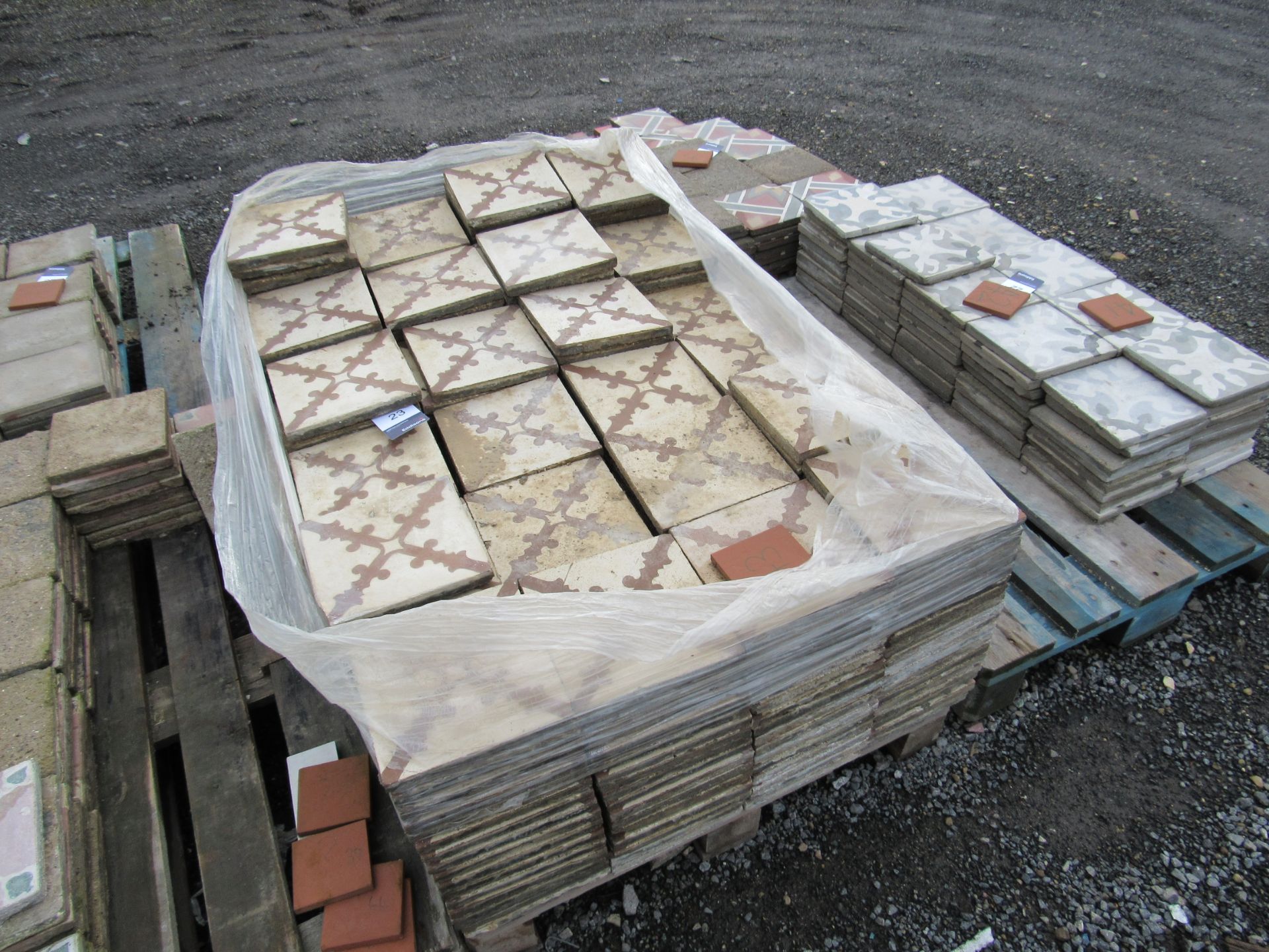 Quantity Reclaimed Alcoba Tiles to Pallet - Image 2 of 2