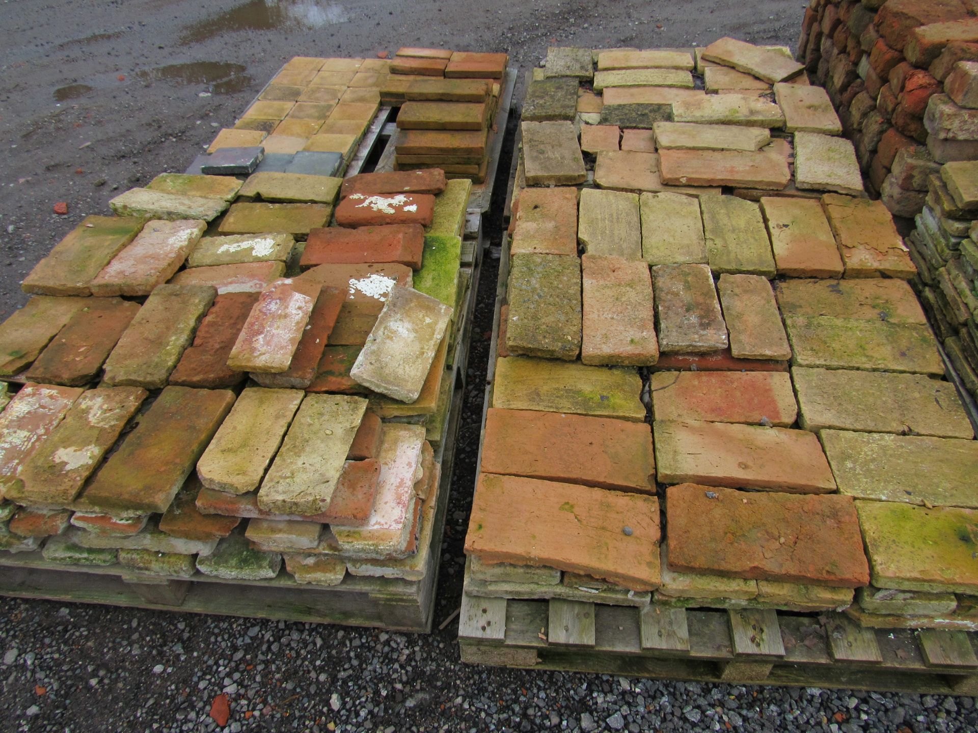 Quantity Reclaimed Spanish Tiles to 4 Pallets - Image 4 of 4