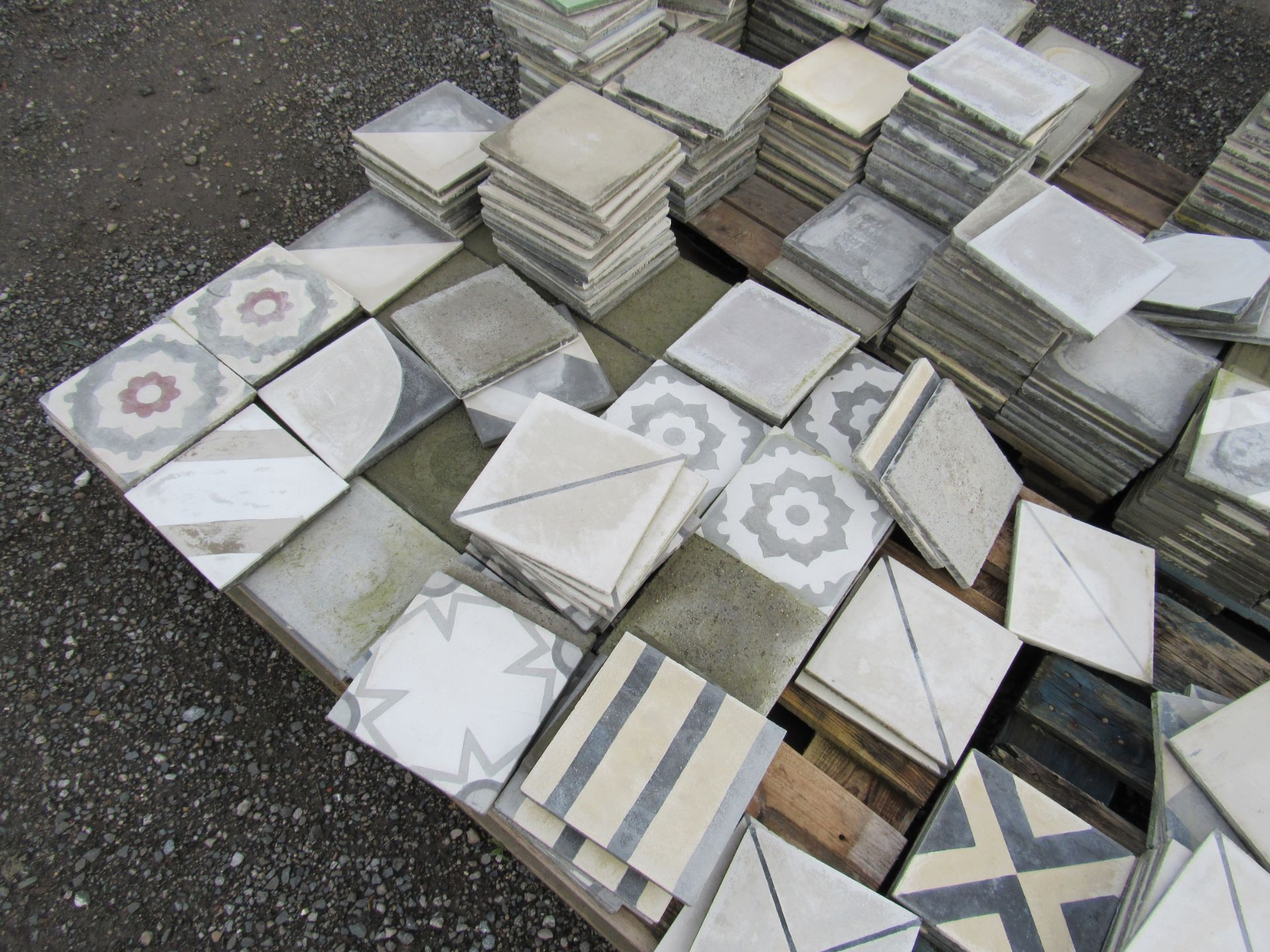 Large Quantity Geometric White/Grey Tiles to 6 Pallets - Image 6 of 6