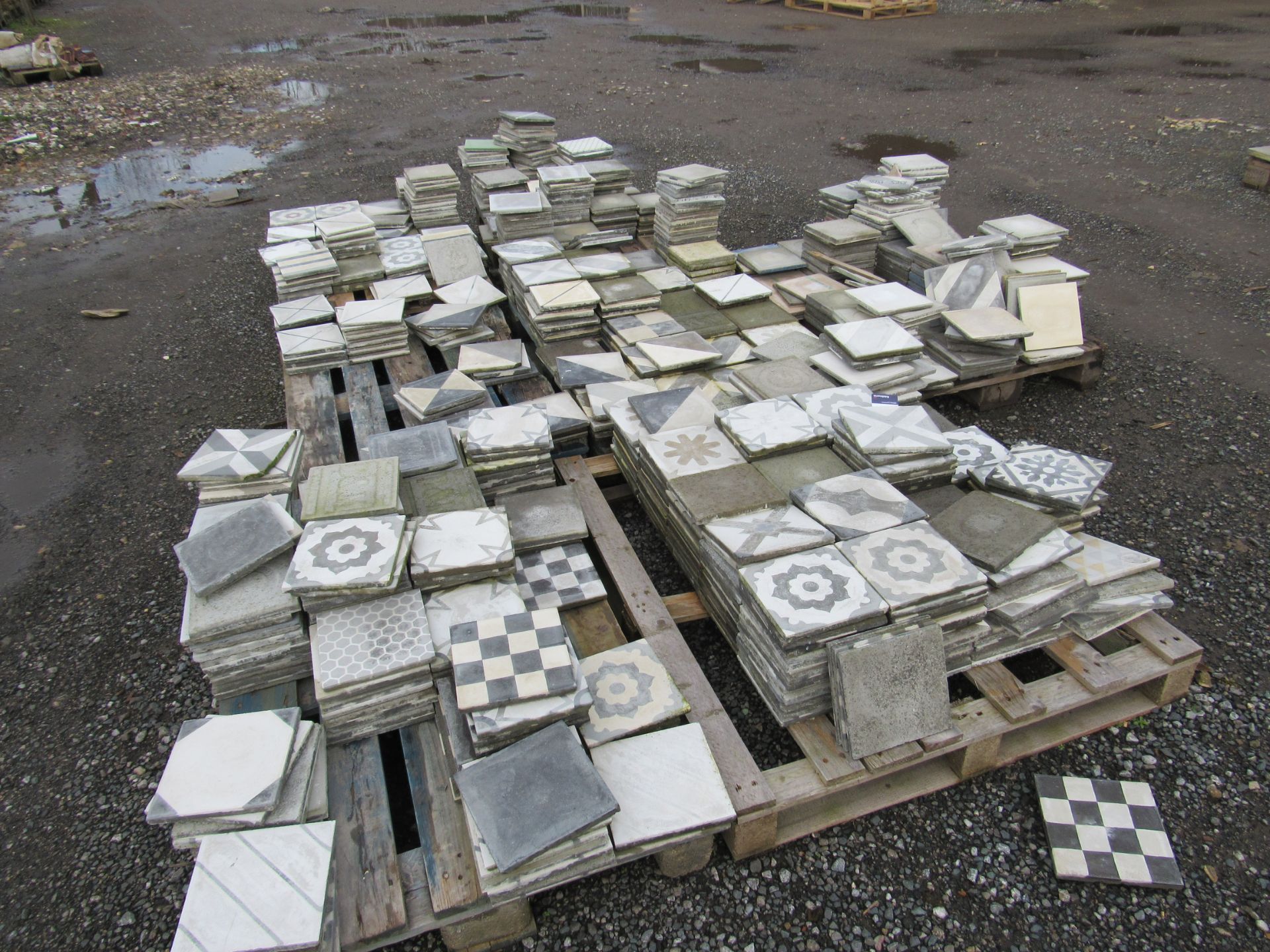 Large Quantity Geometric White/Grey Tiles to 6 Pallets - Image 4 of 6