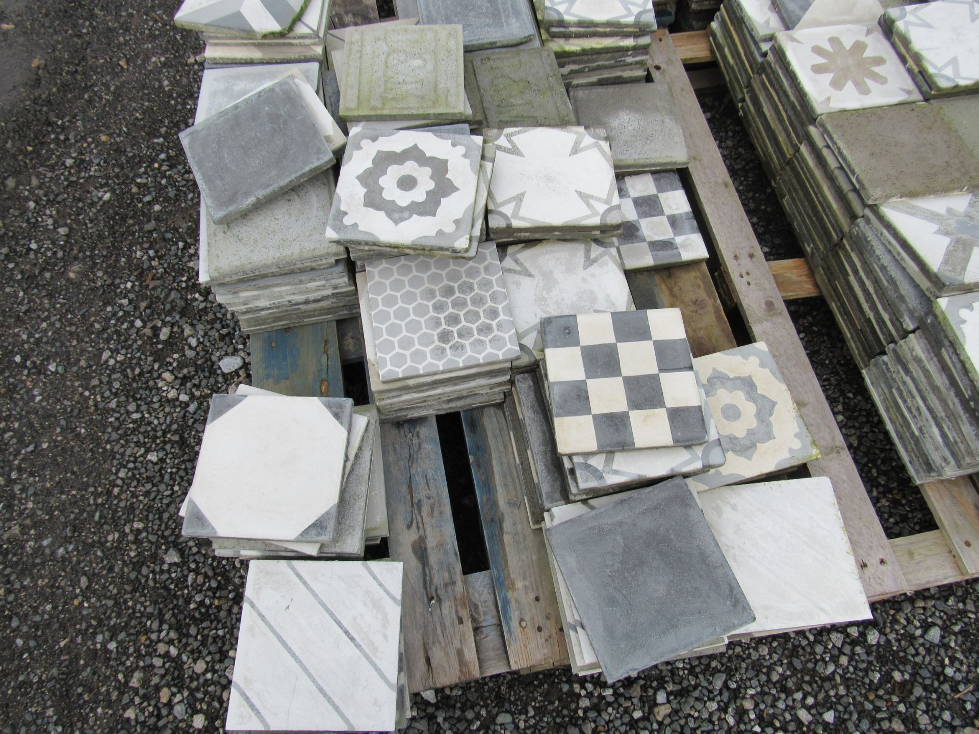 Large Quantity Geometric White/Grey Tiles to 6 Pallets - Image 5 of 6